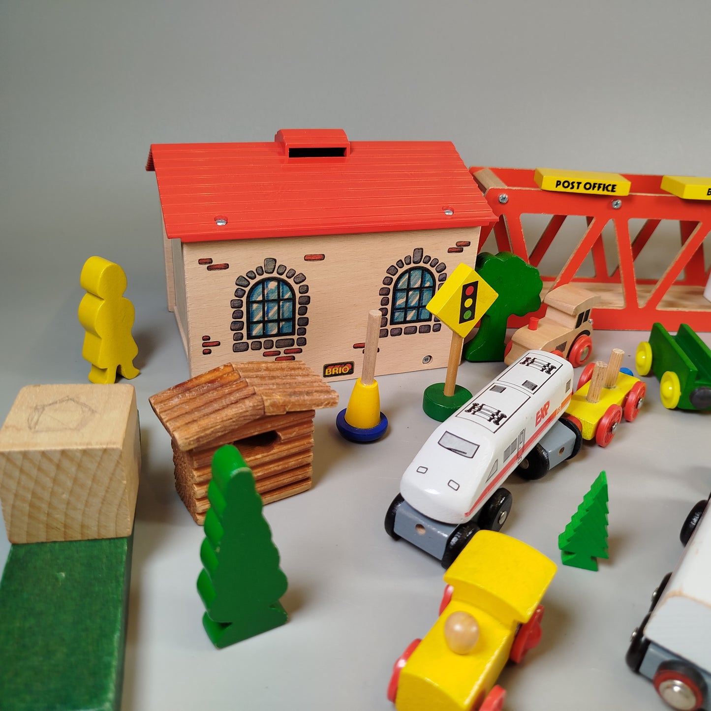 Brio Holzeisenbahn Set - Züge, Schienen & Gebäude, gebraucht
