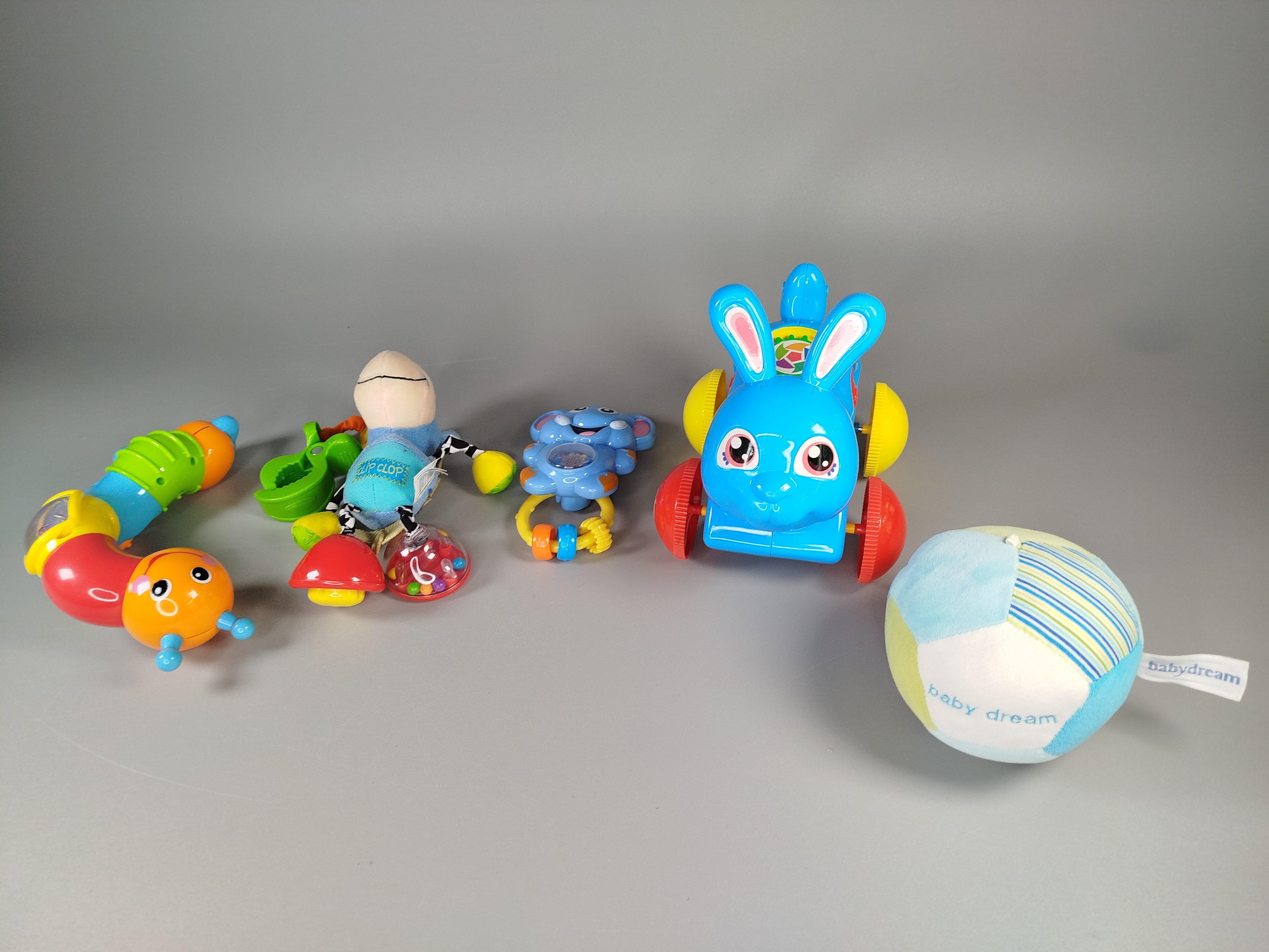 Babyspielzeug-Bundle mit Rassel, Stoffball, Stoffrassel-Figur & Soundfigur