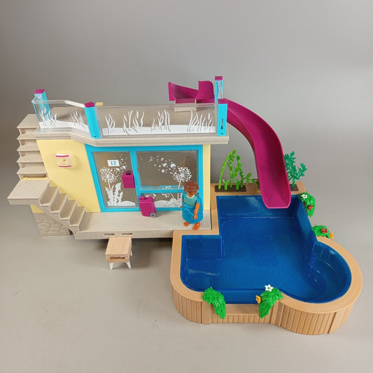 Playmobil Ferienhaus mit Pool & Rutsche – Playset mit Figur
