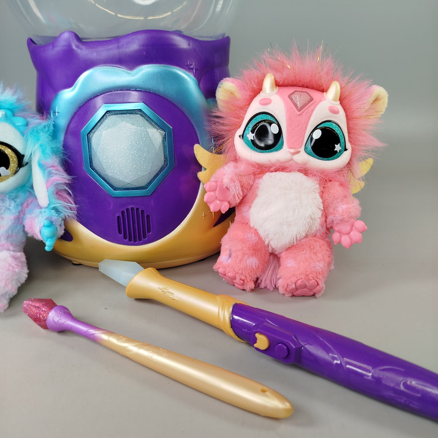 Magic Mixies Zauberkessel Spielset – mit 2 Plüschtieren & 2 Zauberstäben