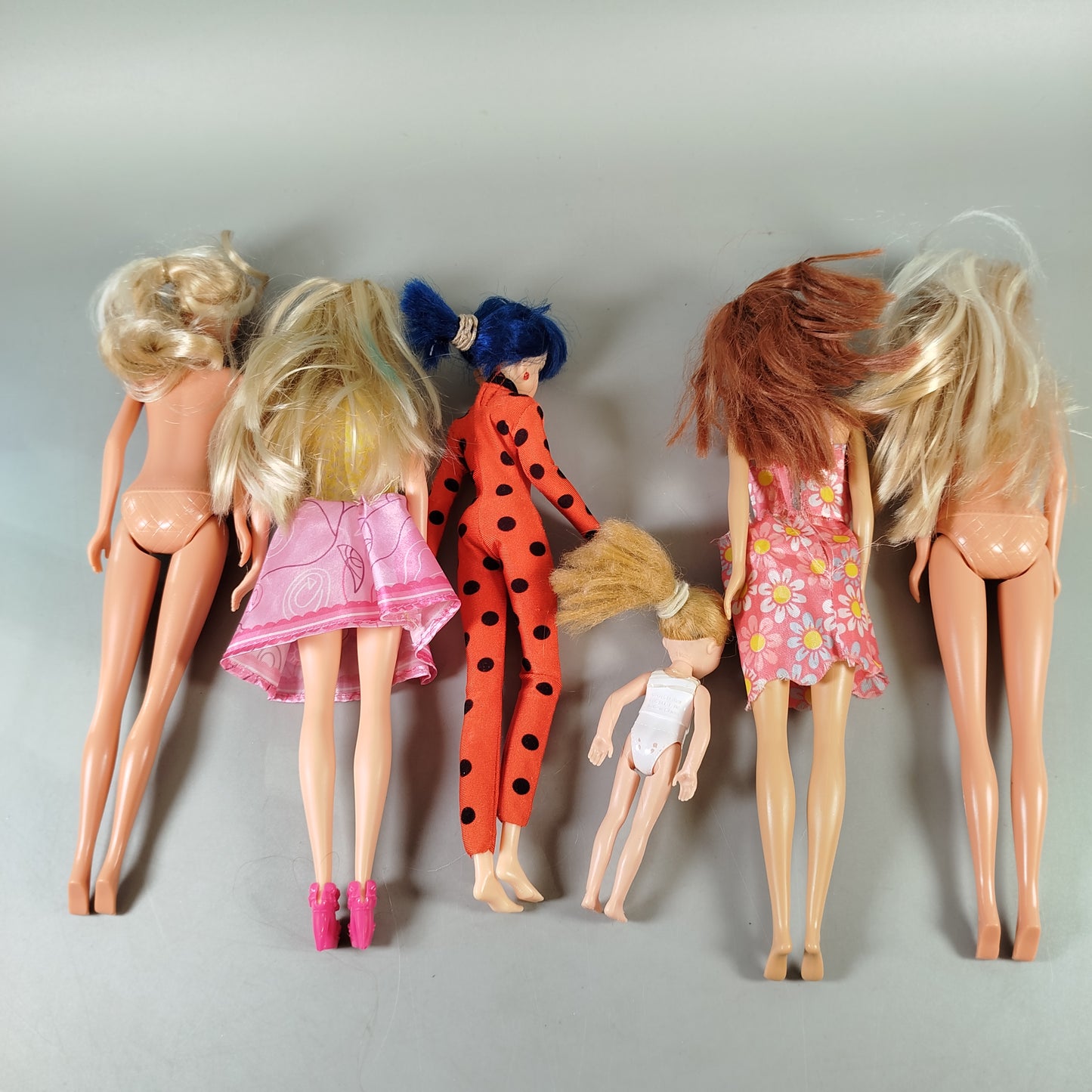 Puppen-Set von 6 – mit Kleidung & Zubehör, gemischt