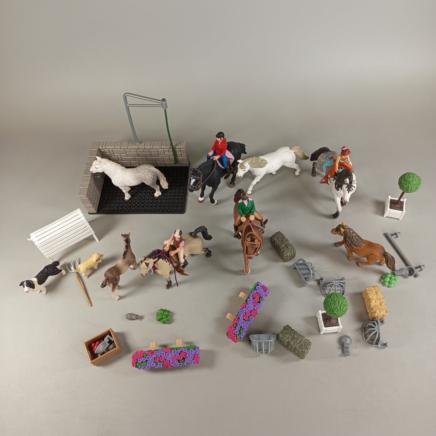 Schleich Bundle Pferdestall Spielset 12 Pferde & Reiter Zubehör