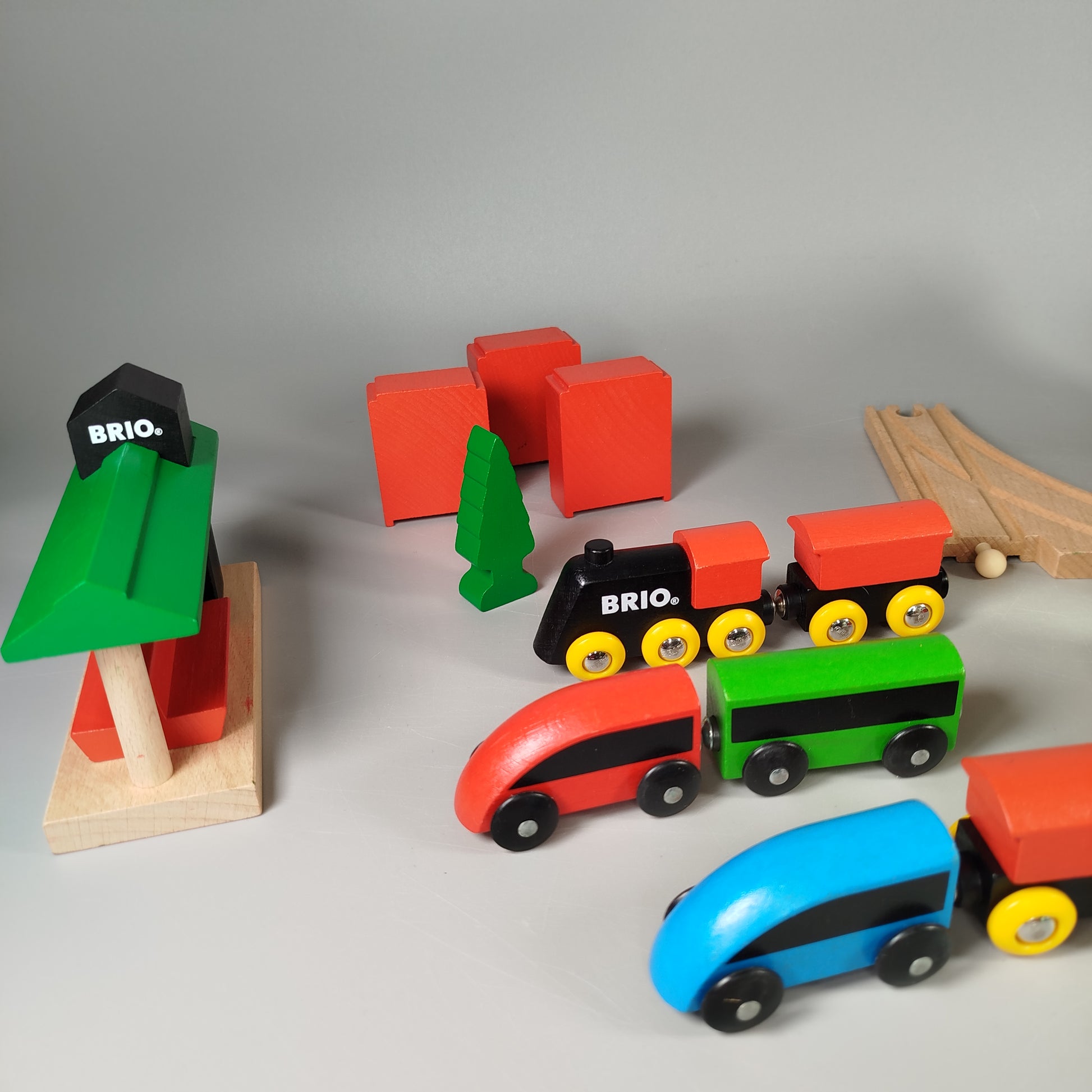 BRIO Holzeisenbahn Set – Schienen, Fahrzeuge, Zubehör