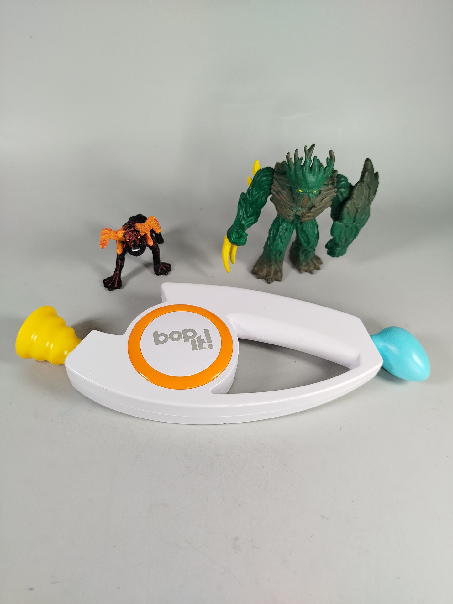 Spielzeug-Bundle: Bop It! und Monster Schleich-Figuren