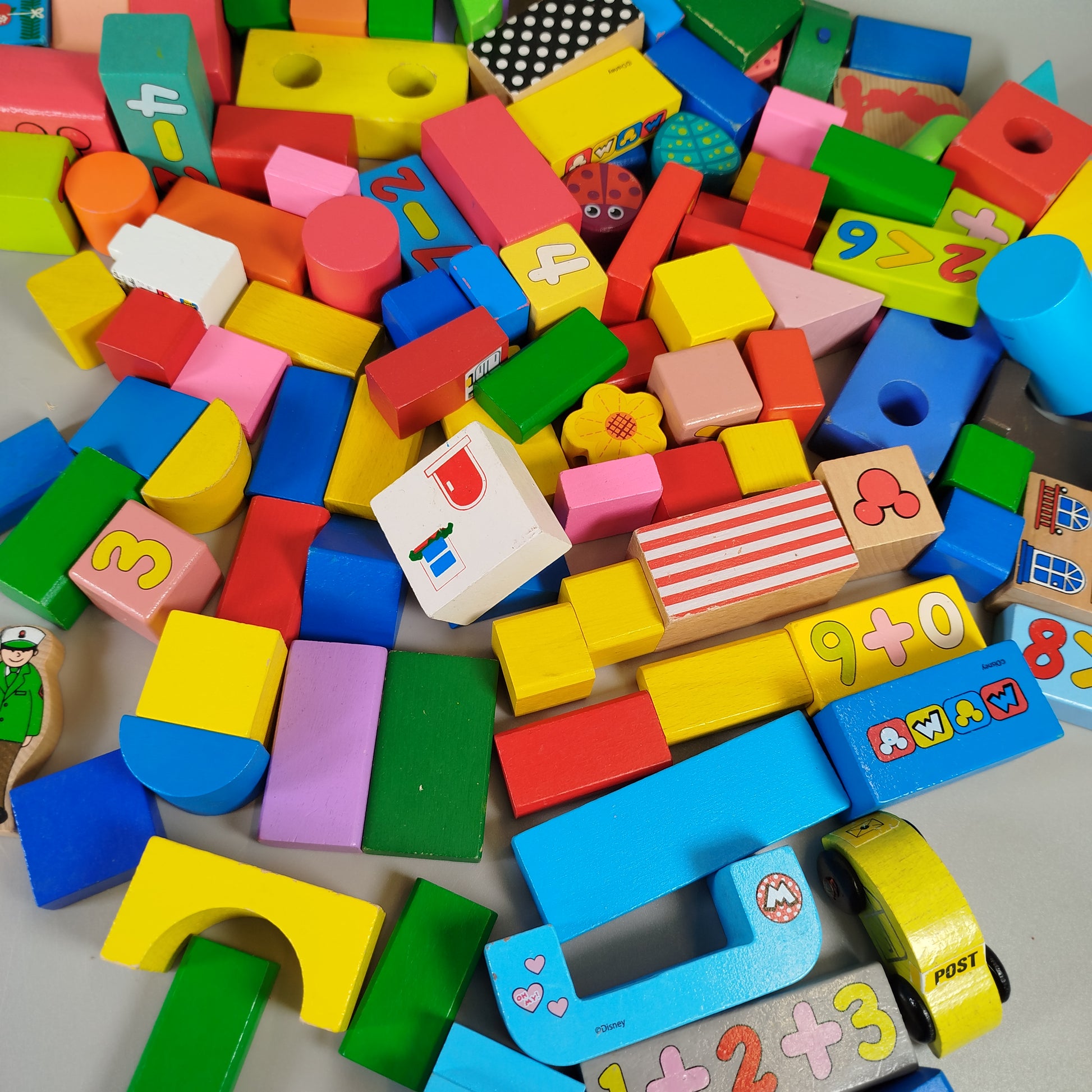 Bunte Holzbausteine mit Motiven und Zahlen – Set