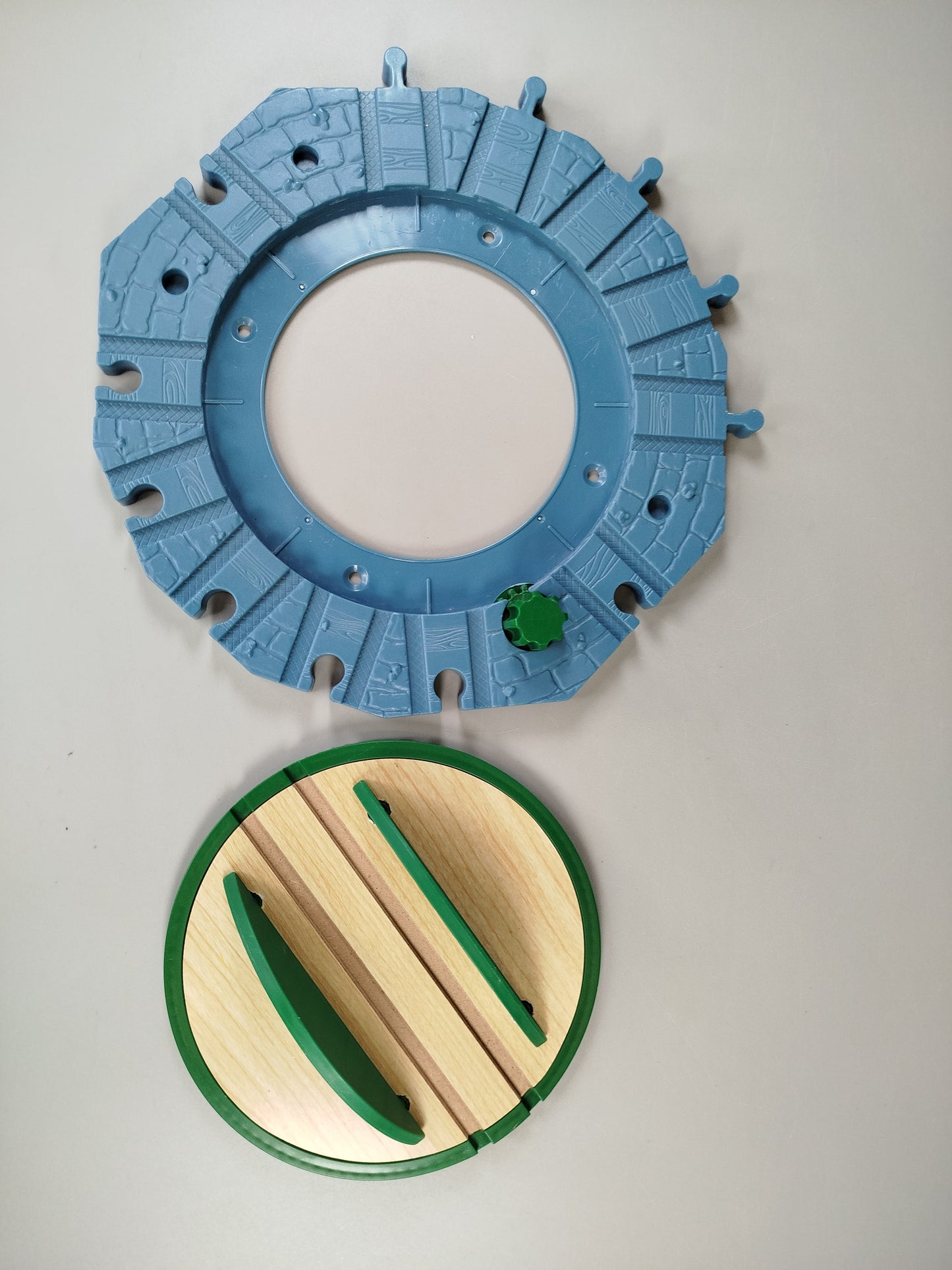 Fisher-Price Thomas & Friends - Holzeisenbahn-Rundhaus mit Drehscheibe