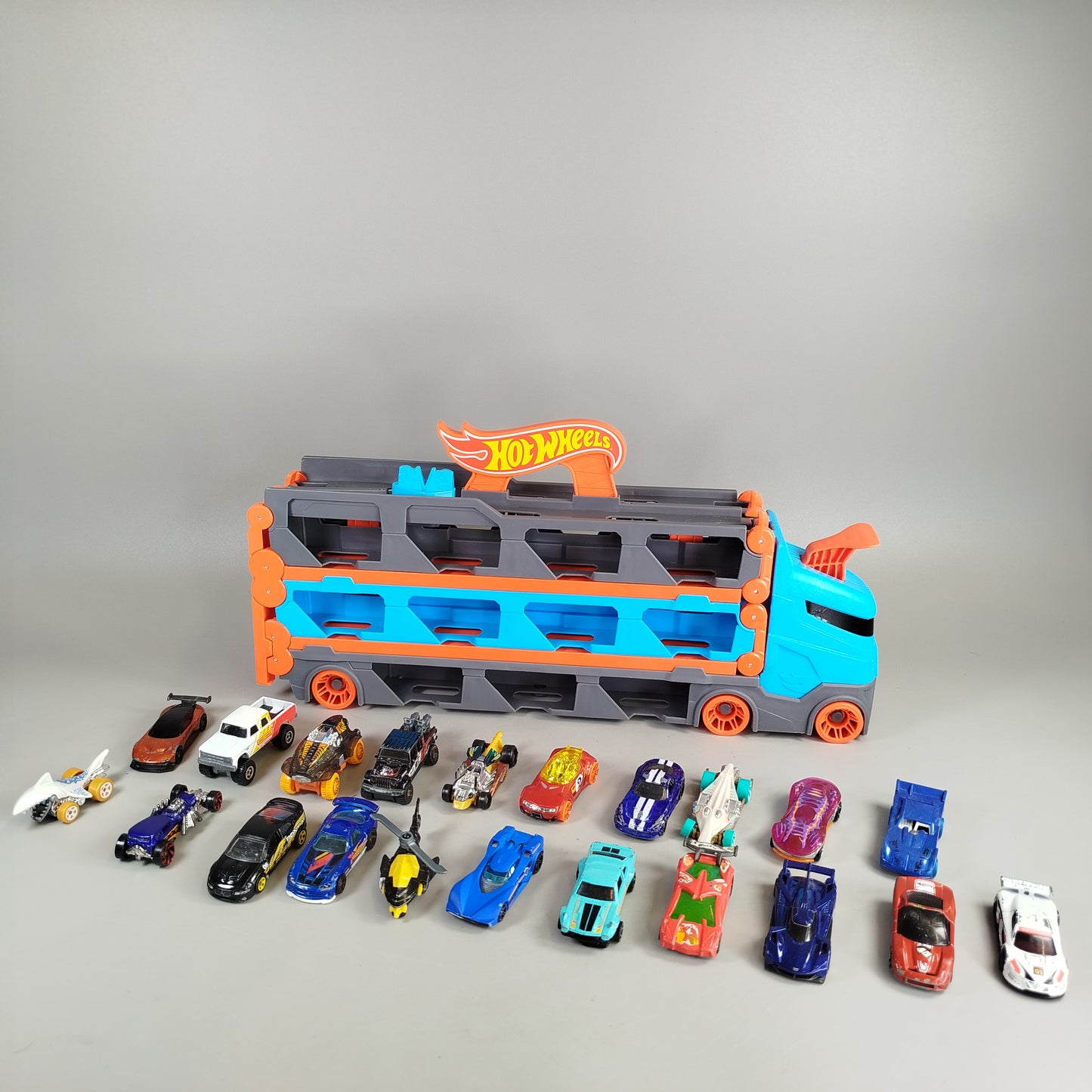 Hot Wheels Transporter & Rennstrecke Set mit 21 Autos, gut