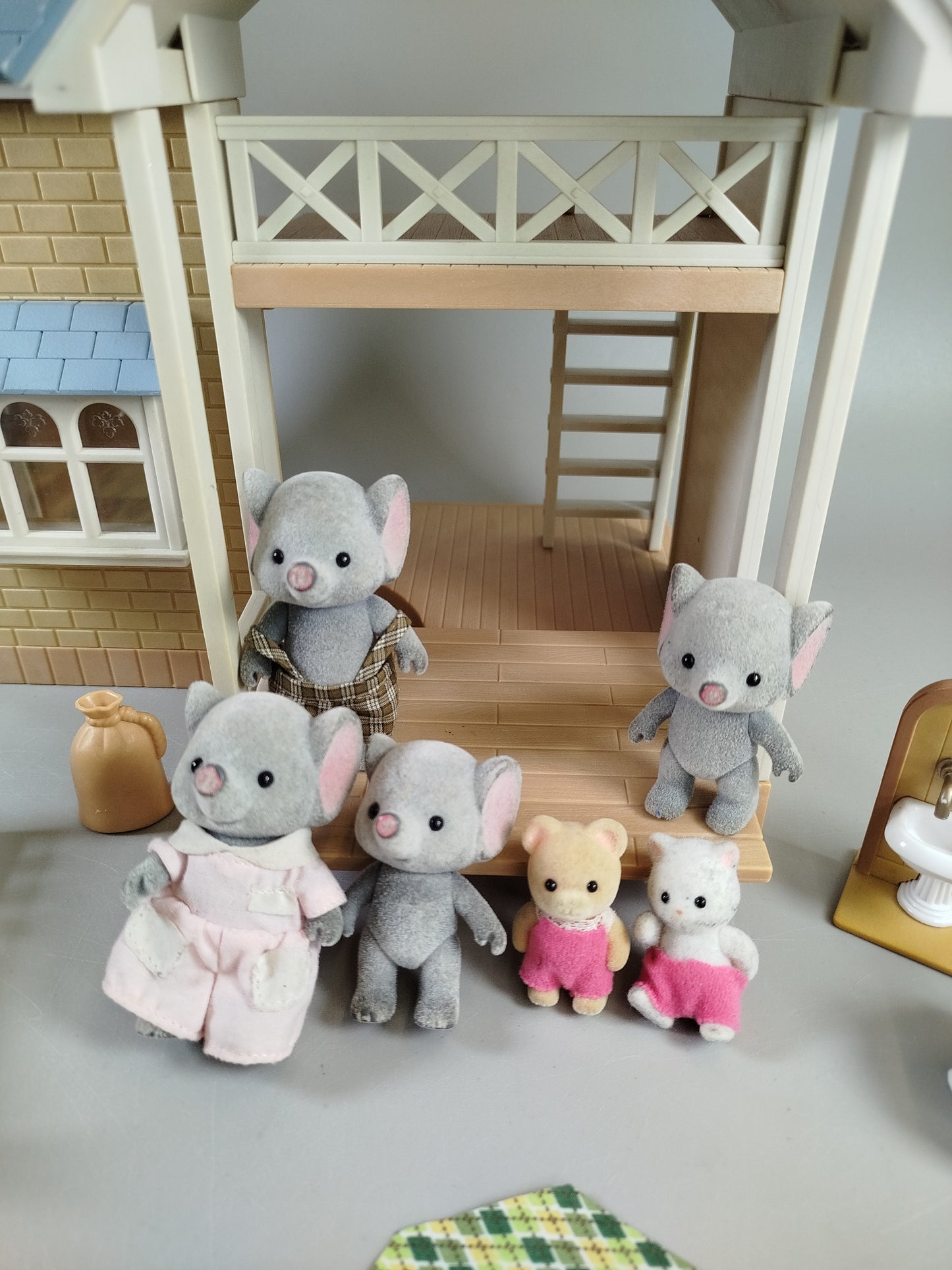 Sylvanian Families Riverside Lodge Haus mit Figuren, Möbeln, Zubehör