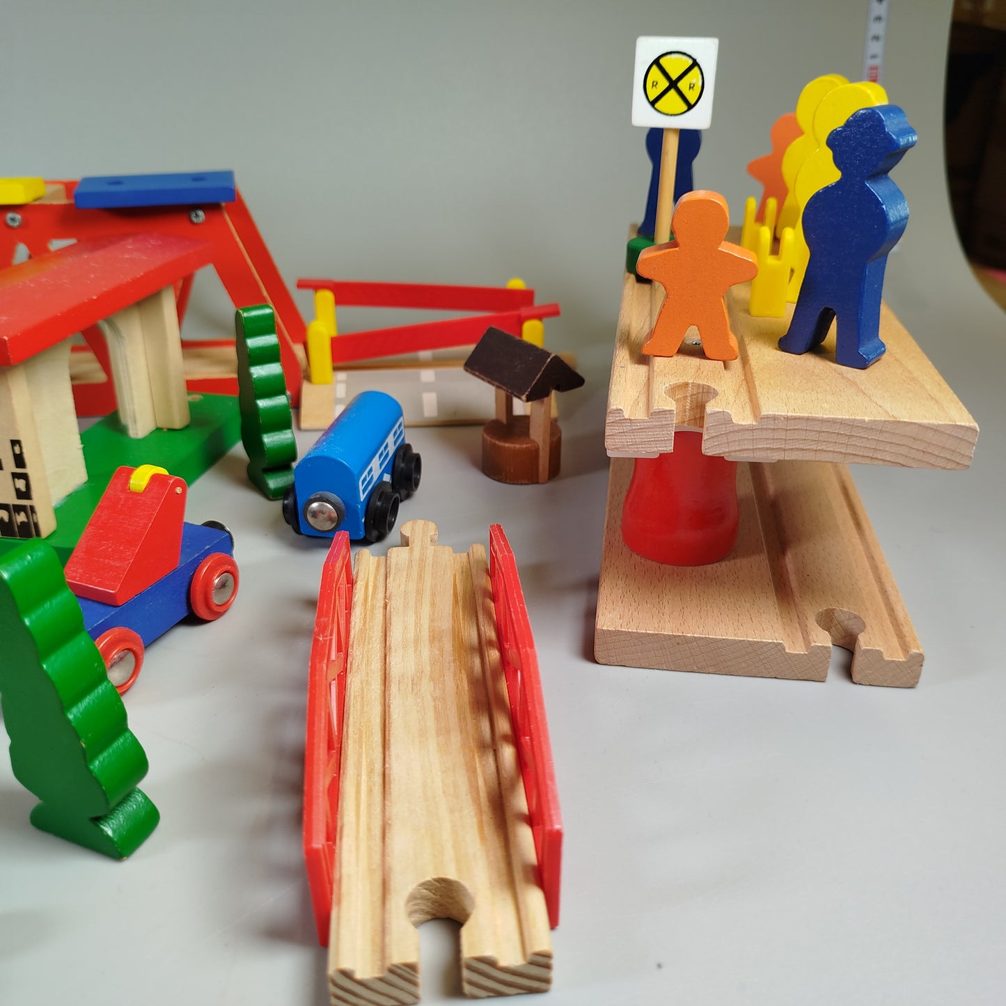 Brio Holzeisenbahn Set - Züge, Schienen & Gebäude, gebraucht