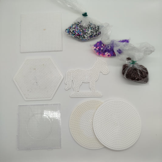 Bügelperlen-Set mit Steckplatten & bunten Perlen