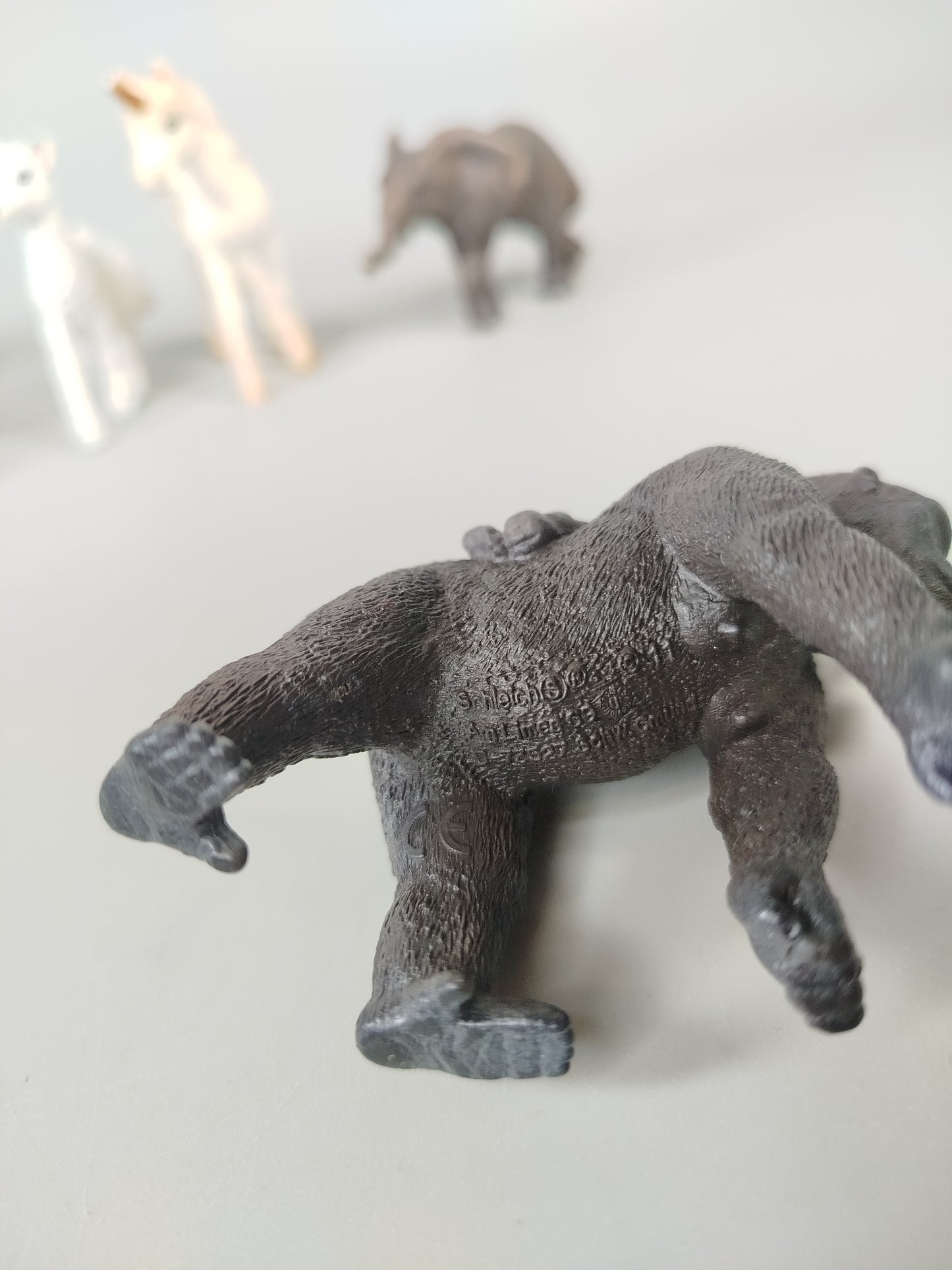 Schleich Tierfiguren Set von 10 – Pferde, Elefant, Gorilla