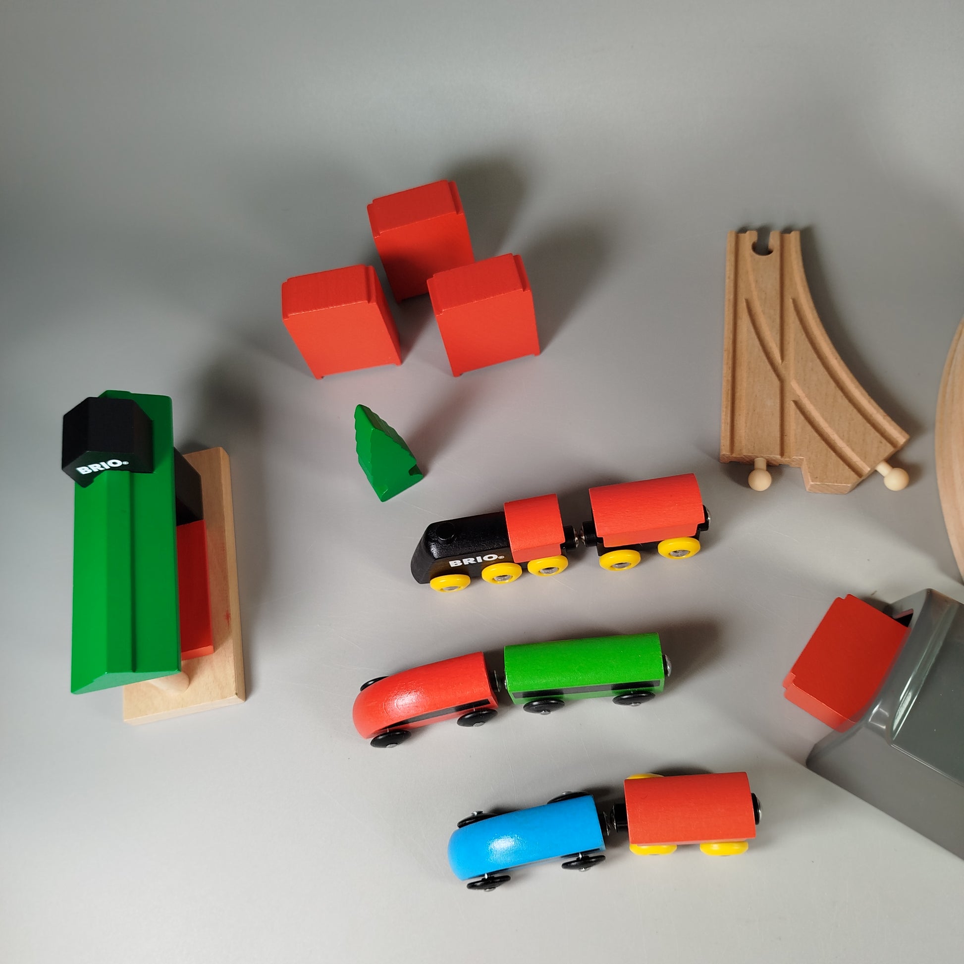 BRIO Holzeisenbahn Set – Schienen, Fahrzeuge, Zubehör