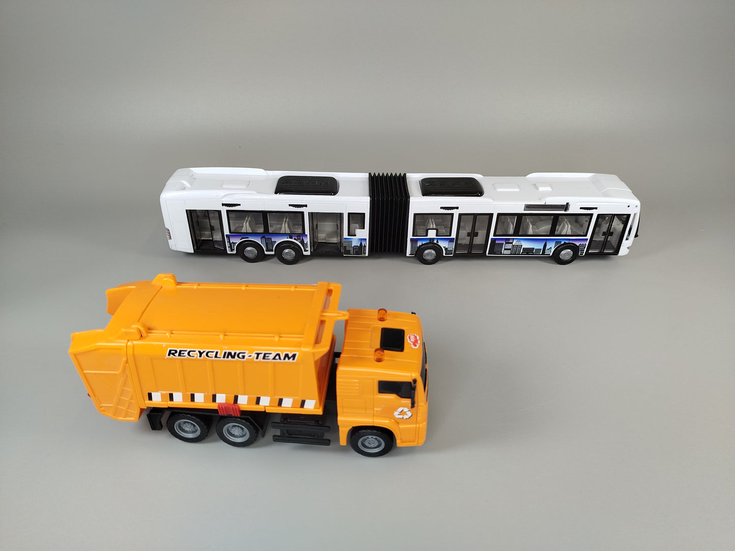 Spielzeugfahrzeuge - Gelenkbus und Recycling-LKW