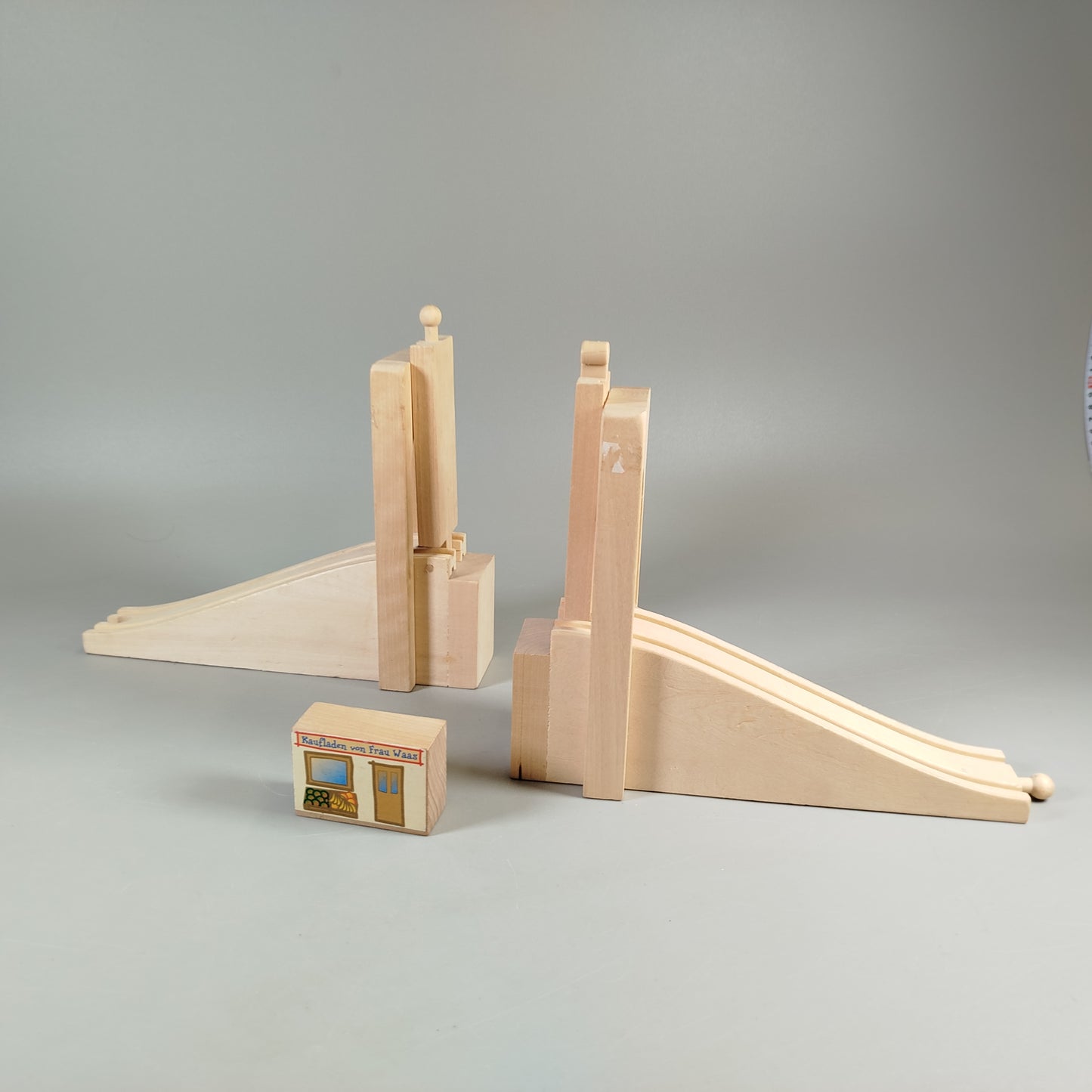 Brio Holzeisenbahn Set - Züge, Schienen & Gebäude, gebraucht