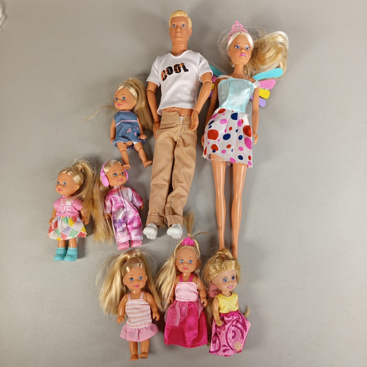 Simba Puppenfamilie Set von 8 Spielfiguren – mit Flügelpuppe