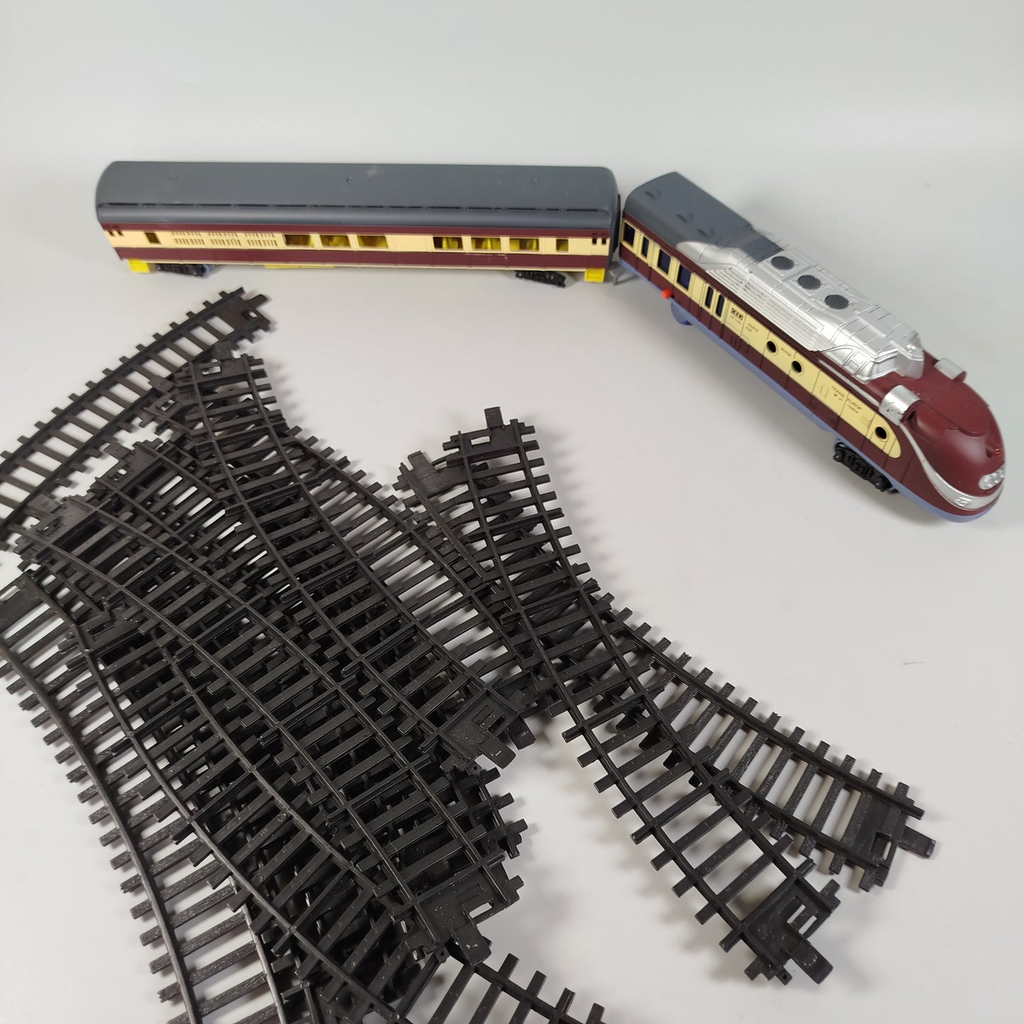 Markenlos Elektrischer Zug mit Schienen