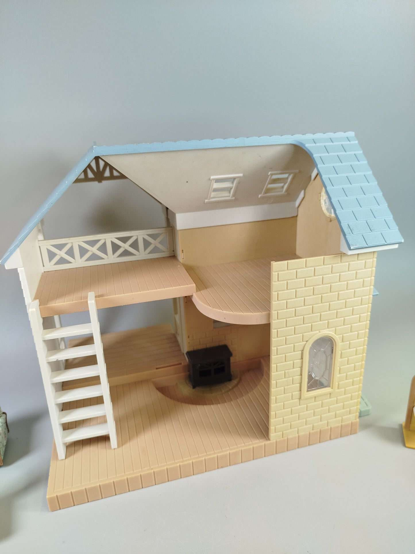Sylvanian Families Riverside Lodge Haus mit Figuren, Möbeln, Zubehör