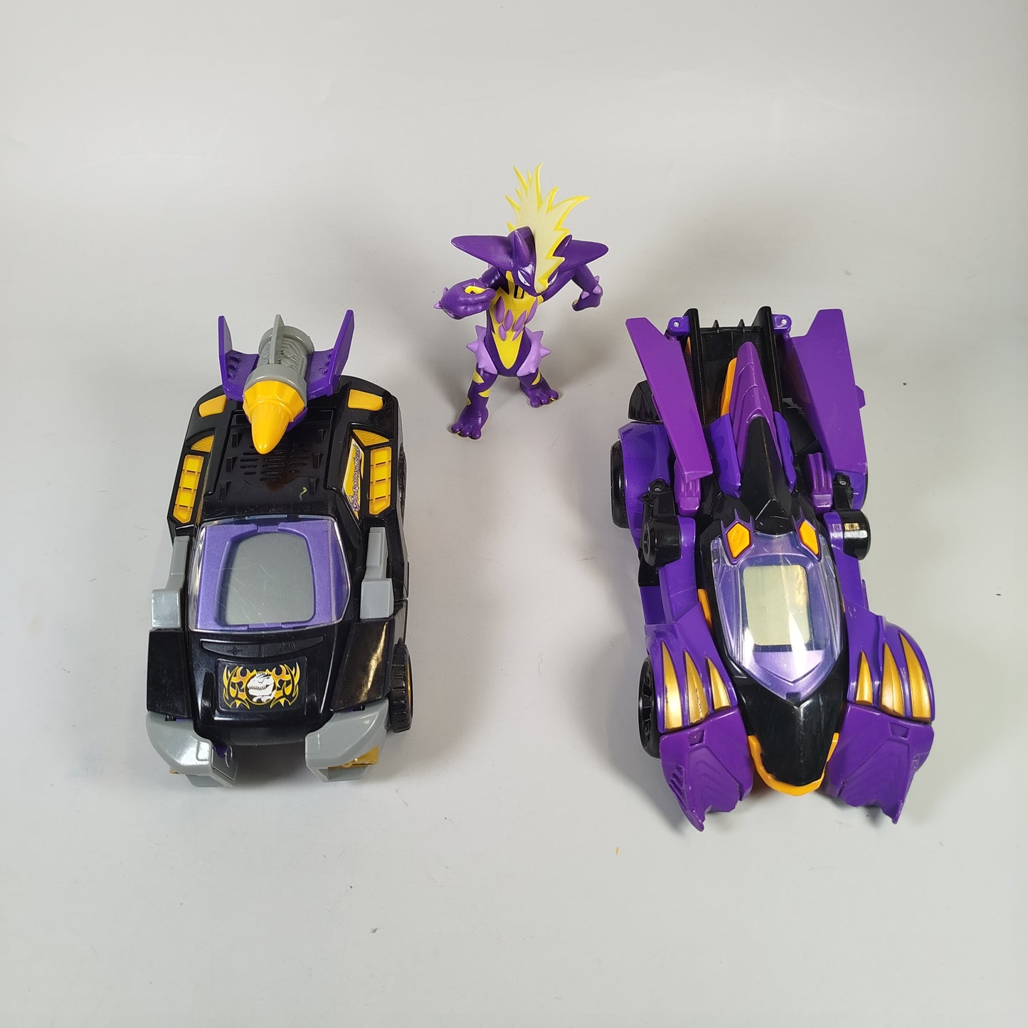 Fahrzeuge und Figuren - Set von 3