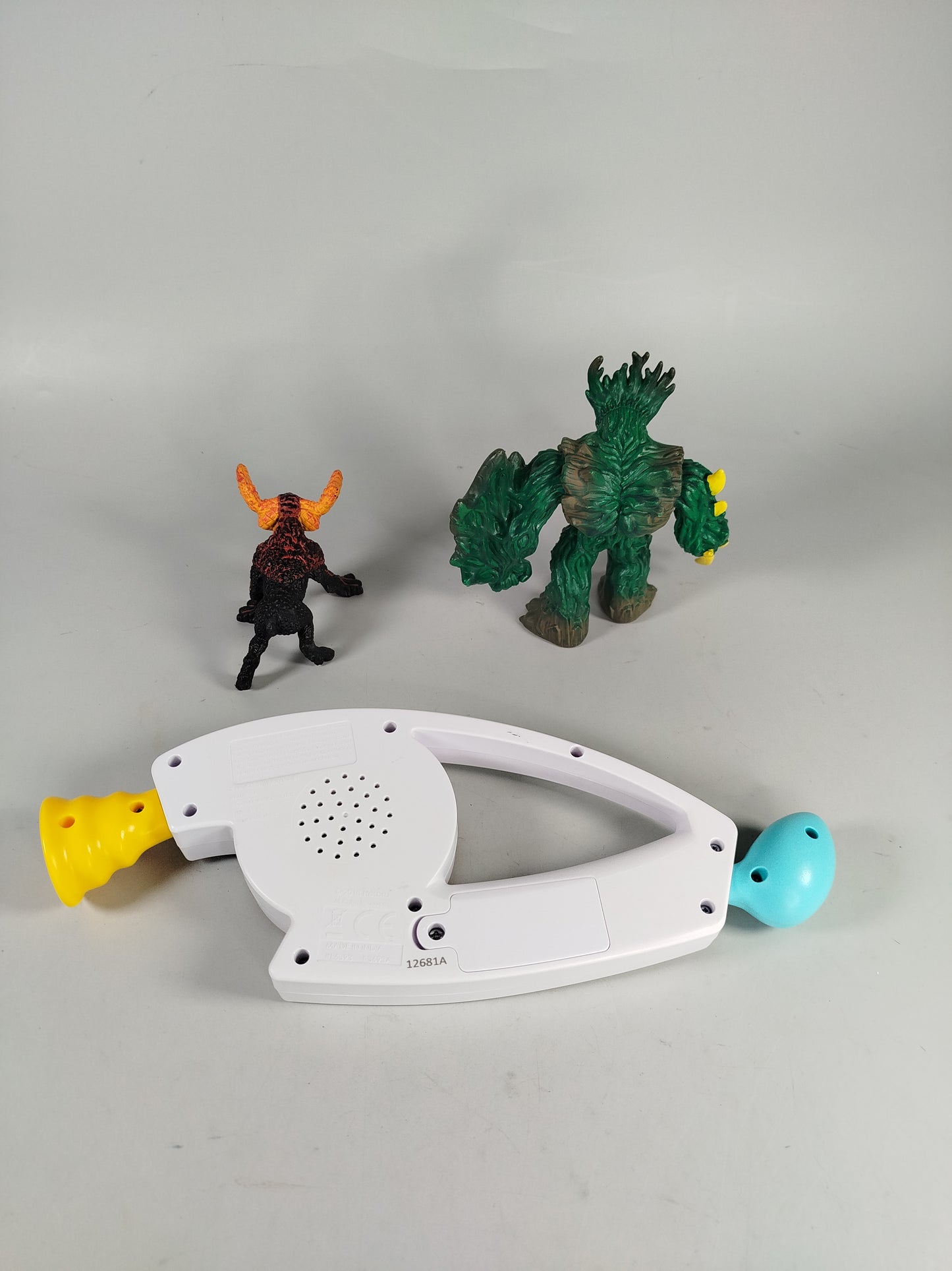 Spielzeug-Bundle: Bop It! und Monster Schleich-Figuren