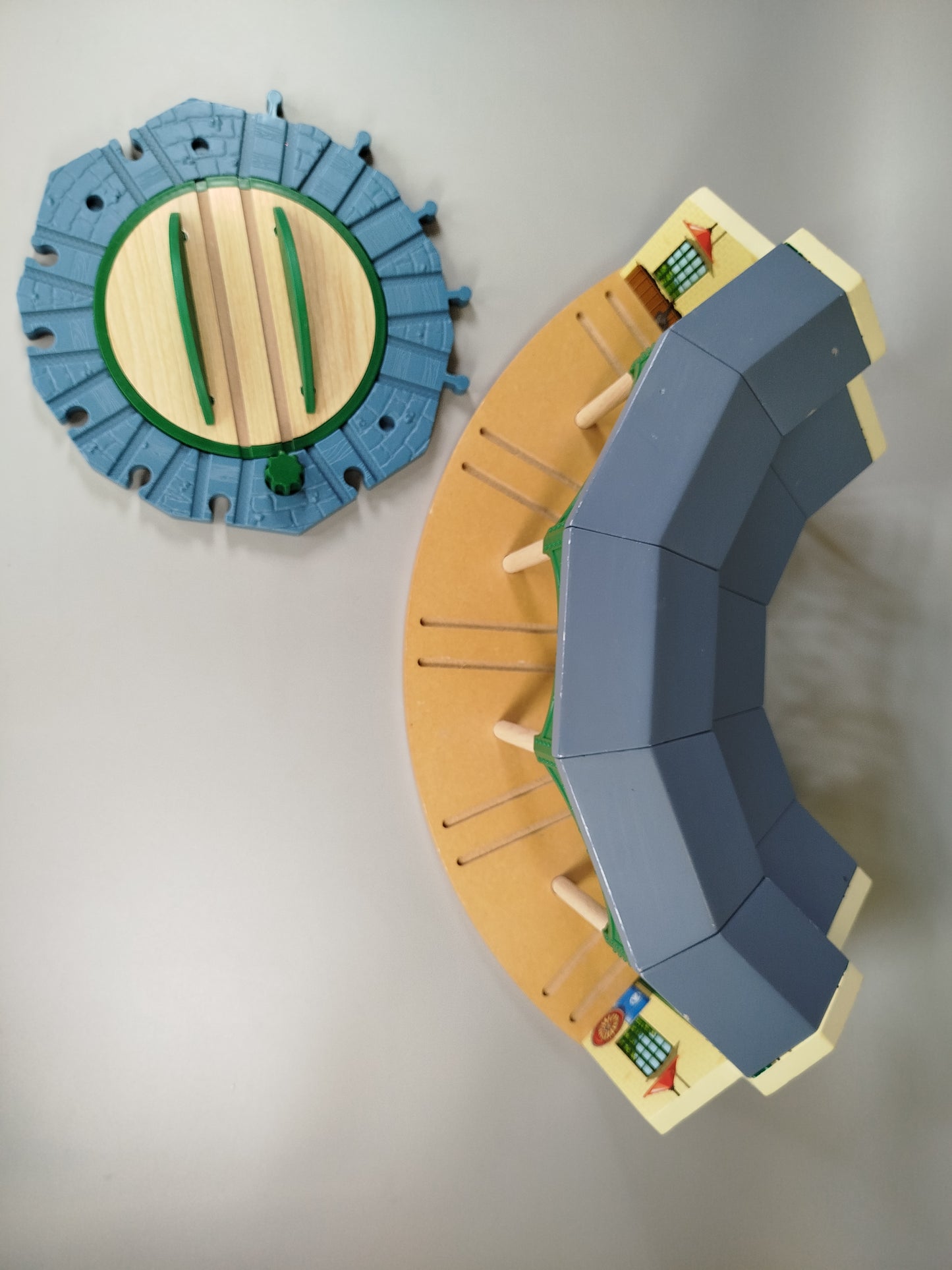 Fisher-Price Thomas & Friends - Holzeisenbahn-Rundhaus mit Drehscheibe