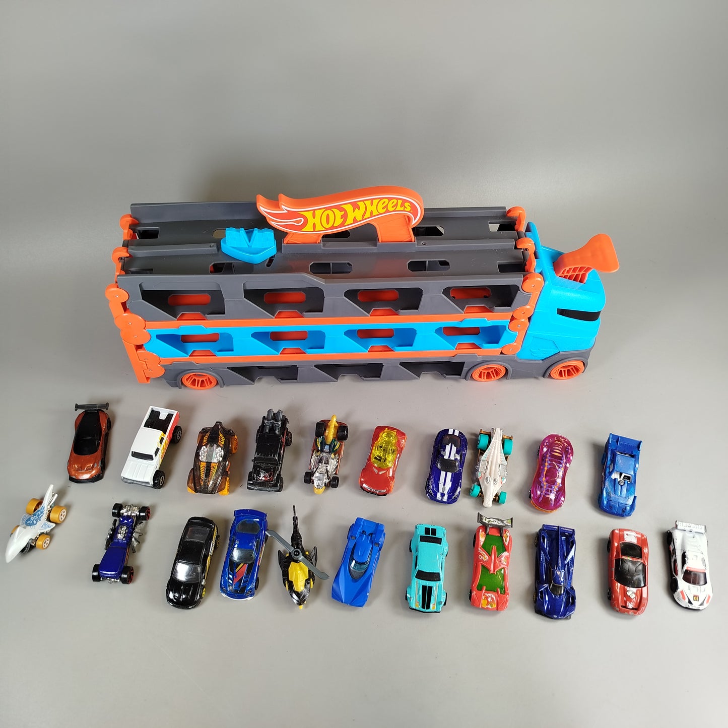 Hot Wheels Transporter & Rennstrecke Set mit 21 Autos, gut