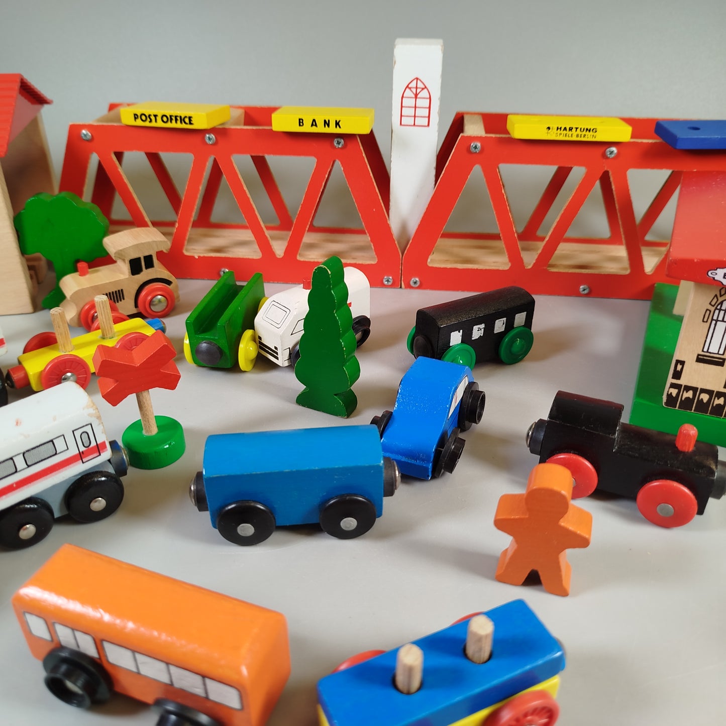 Brio Holzeisenbahn Set - Züge, Schienen & Gebäude, gebraucht