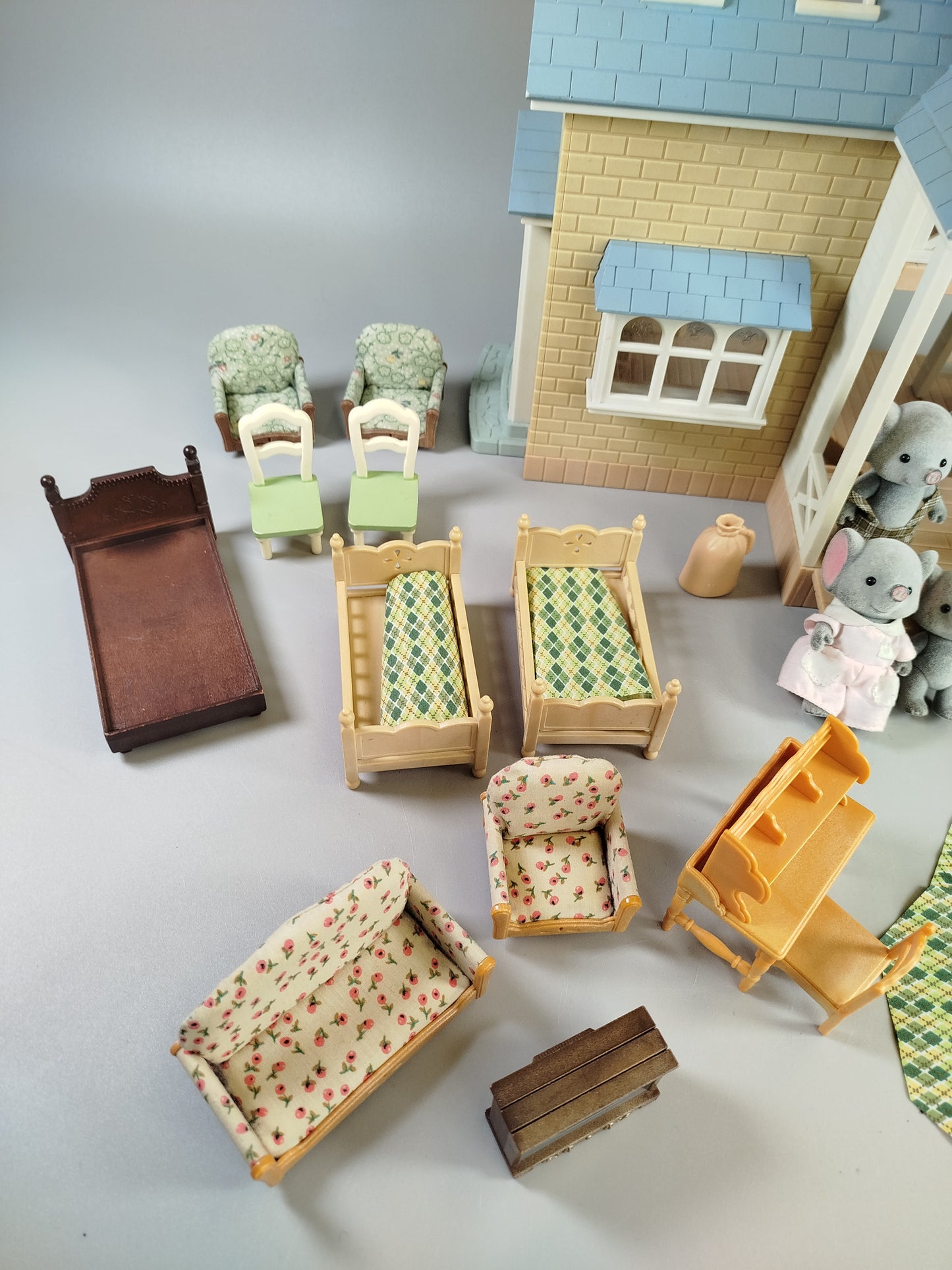 Sylvanian Families Riverside Lodge Haus mit Figuren, Möbeln, Zubehör