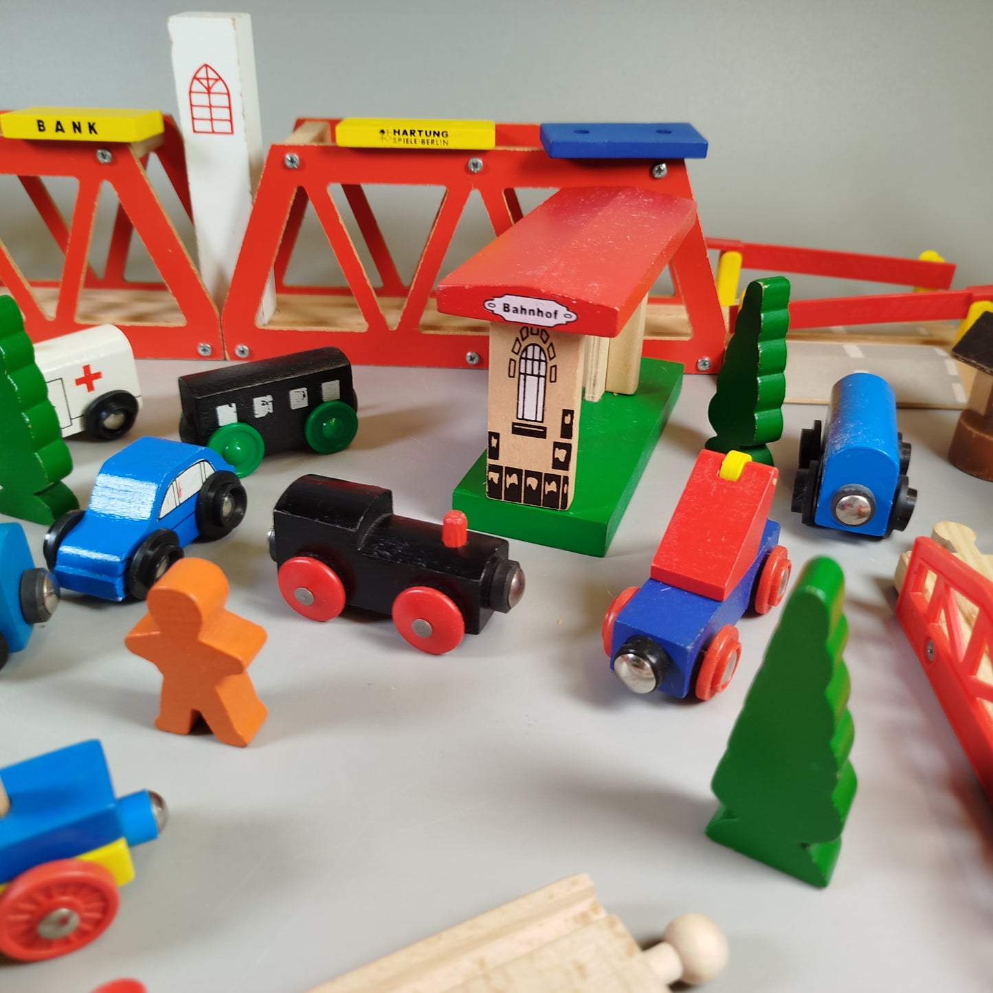 Brio Holzeisenbahn Set - Züge, Schienen & Gebäude, gebraucht