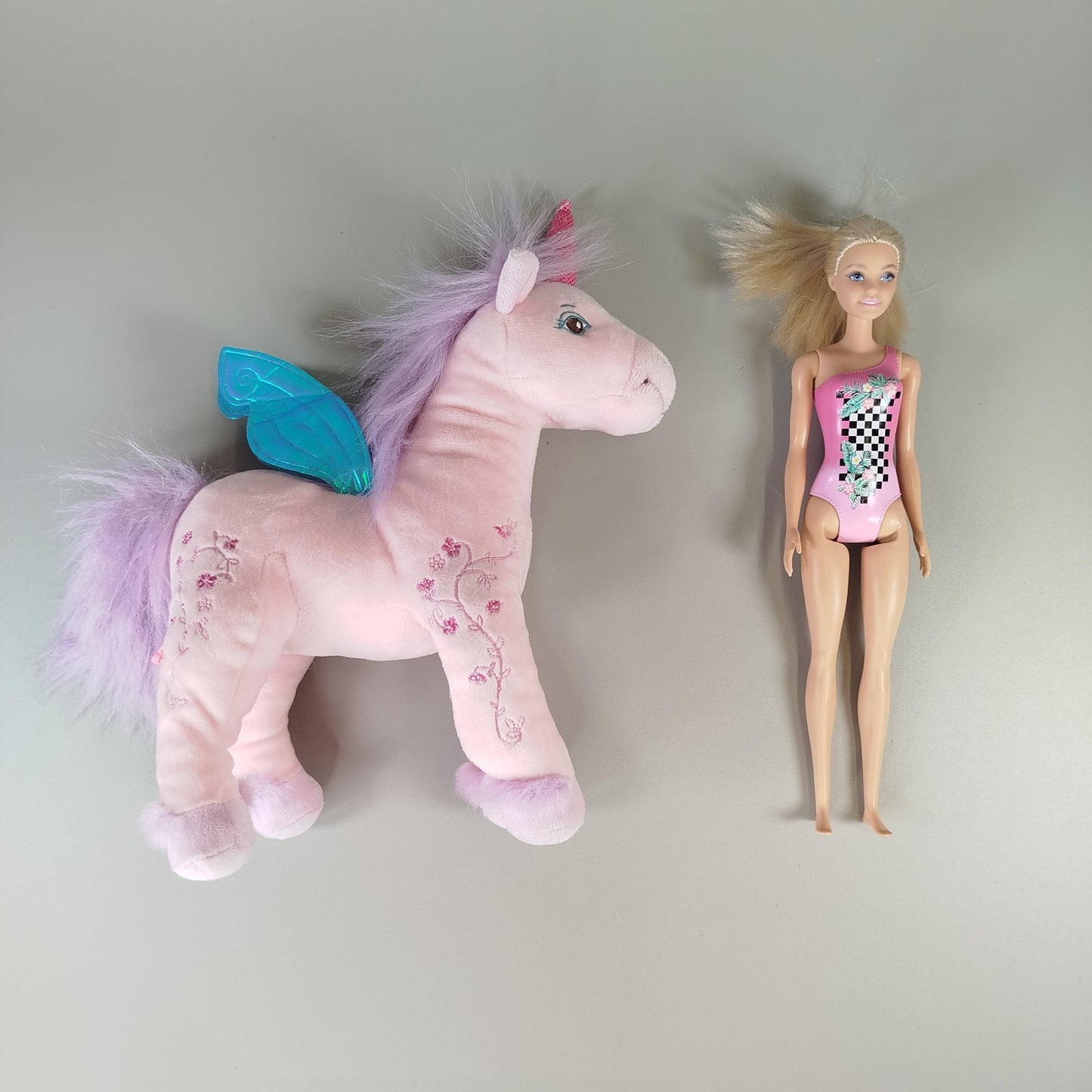 Die Spiegelburg Plüsch-Einhorn und Barbie Set