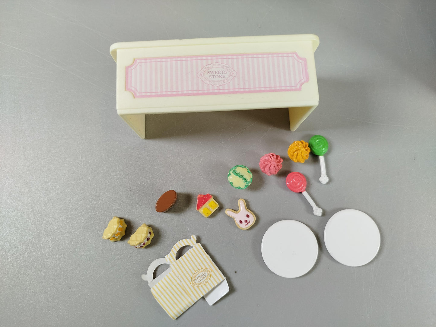 Sylvanian Families Set – Süßwarenladen 5051 & Stadtbahn 6007