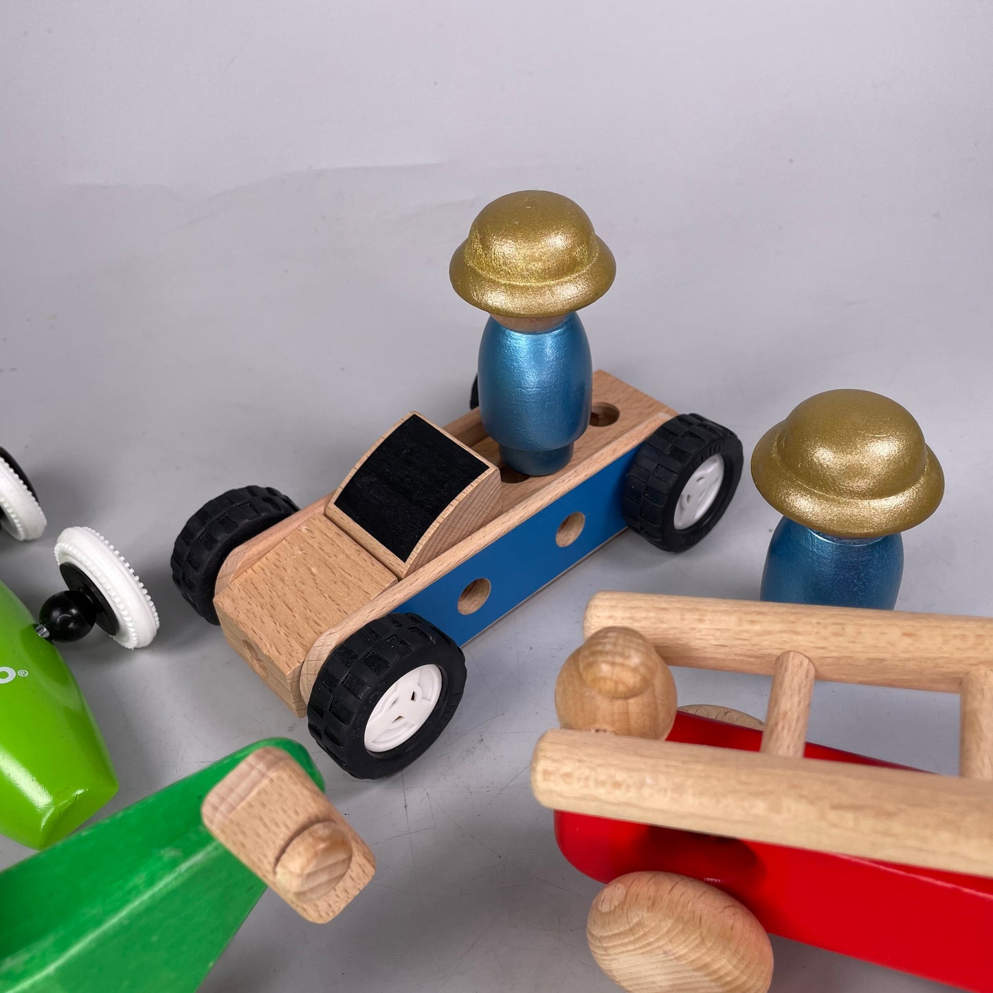 Brio, Bajo, u.a. Hersteller 4 Holz-Fahrzeuge & 3 -Figuren, Sammlung, Feuerwehr,