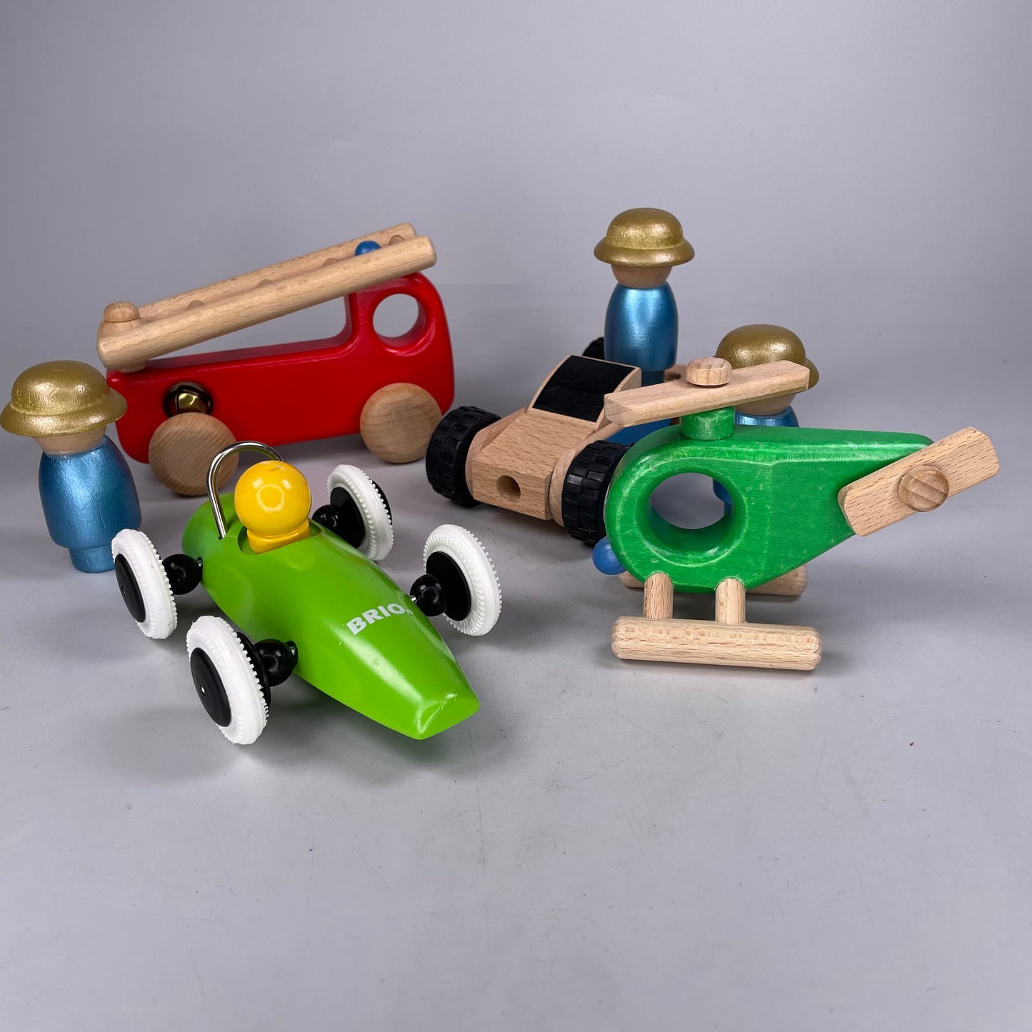 Brio, Bajo, u.a. Hersteller 4 Holz-Fahrzeuge & 3 -Figuren, Sammlung, Feuerwehr,