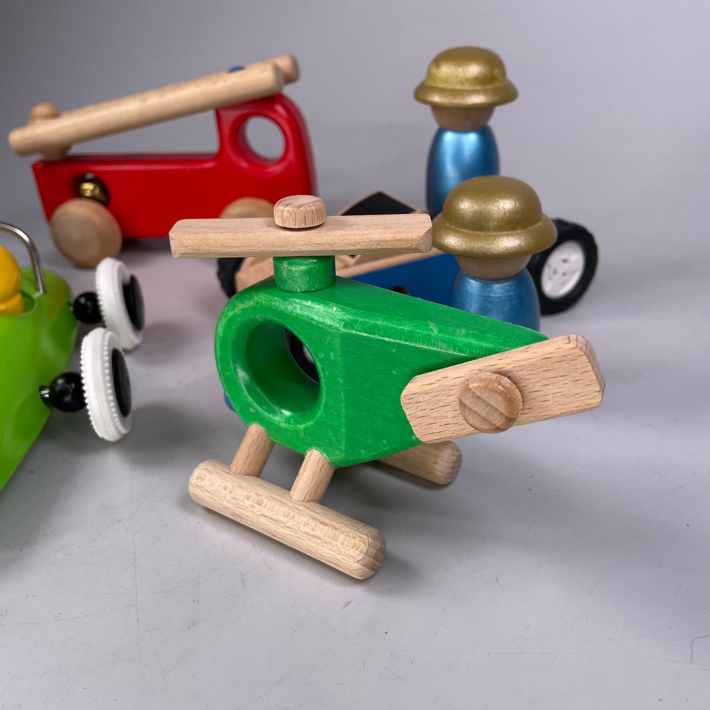 Brio, Bajo, u.a. Hersteller 4 Holz-Fahrzeuge & 3 -Figuren, Sammlung, Feuerwehr,