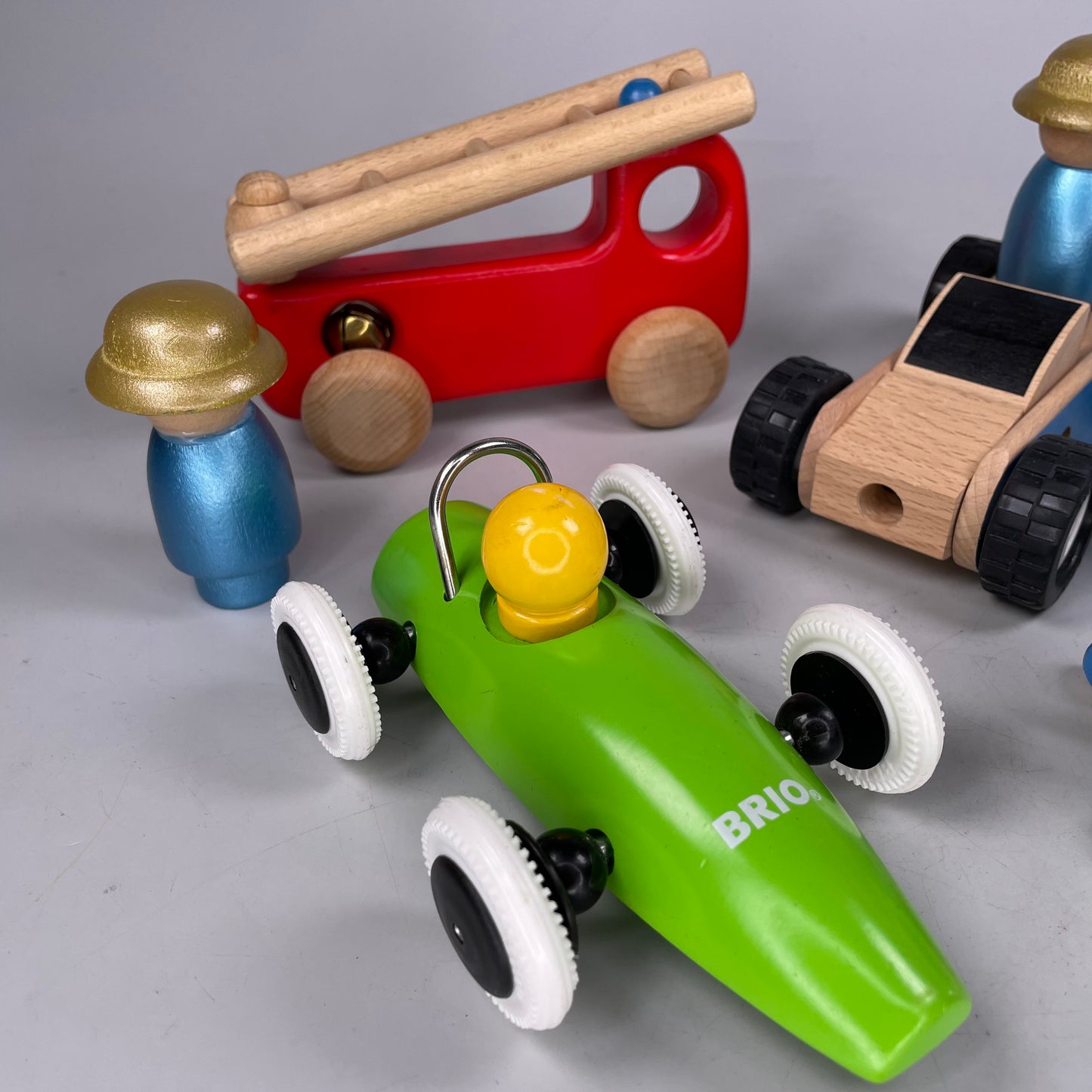 Brio, Bajo, u.a. Hersteller 4 Holz-Fahrzeuge & 3 -Figuren, Sammlung, Feuerwehr,