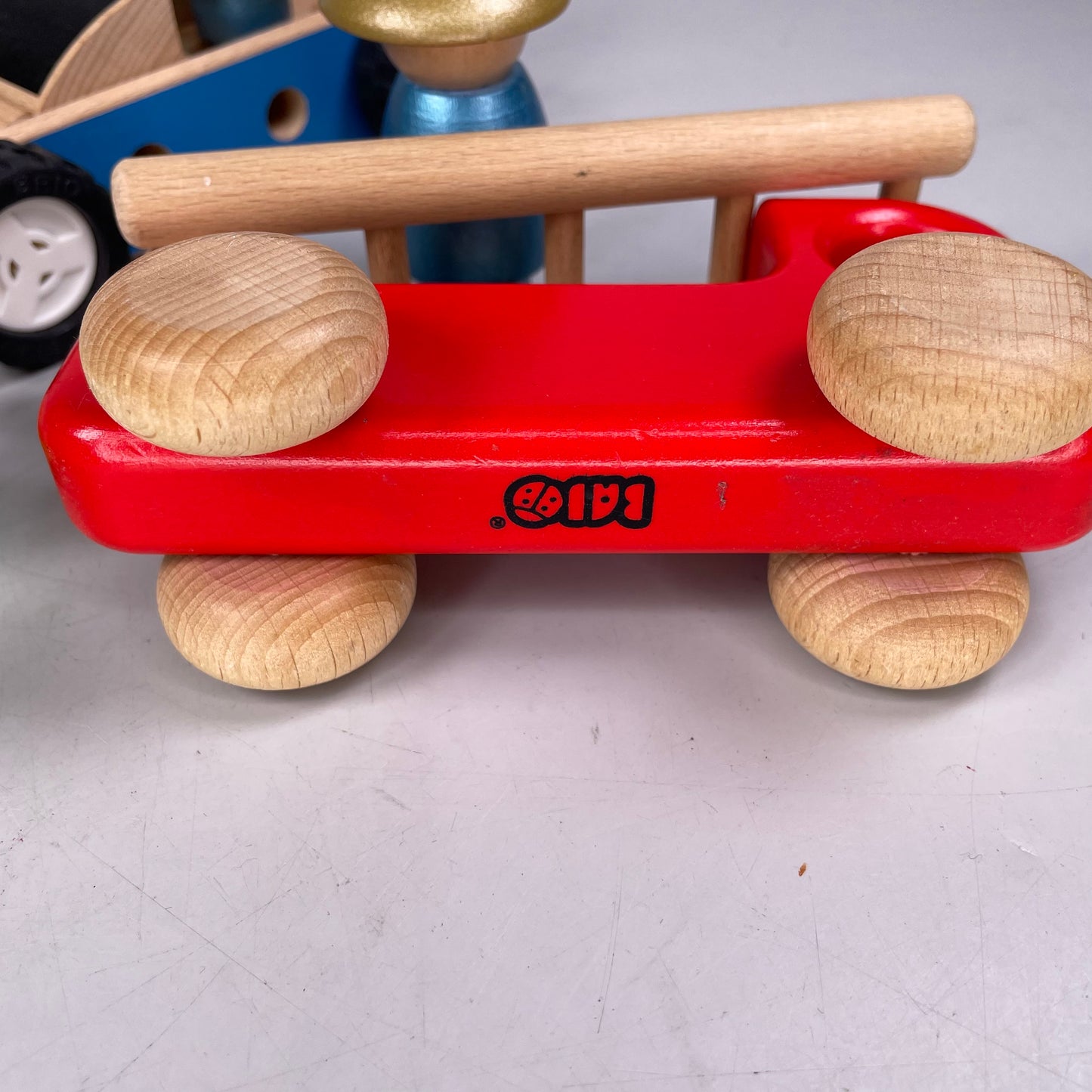 Brio, Bajo, u.a. Hersteller 4 Holz-Fahrzeuge & 3 -Figuren, Sammlung, Feuerwehr,