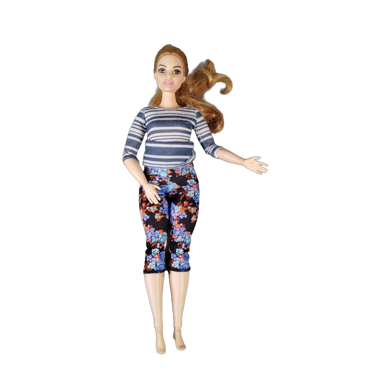 Mattel Curvy Modepuppe – gestreiftes Oberteil & Caprihose
