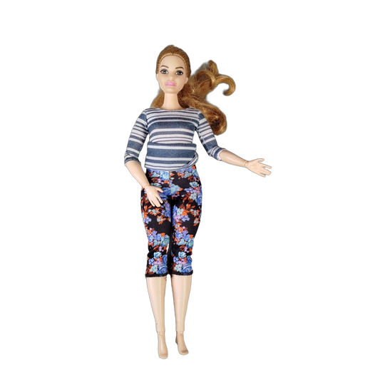 Mattel Curvy Modepuppe – gestreiftes Oberteil & Caprihose