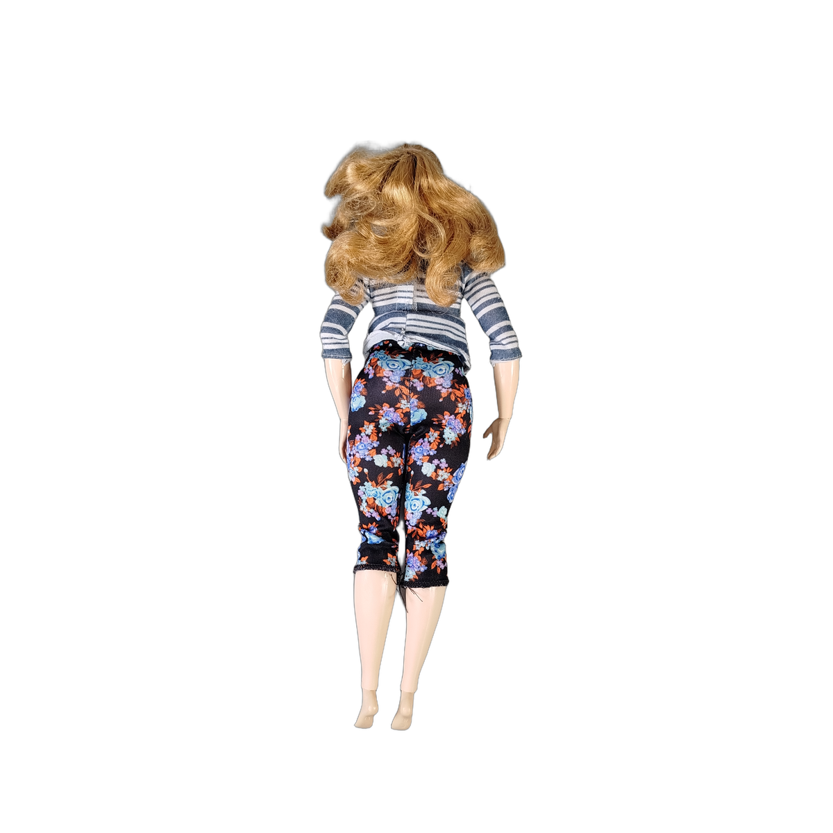 Mattel Curvy Modepuppe – gestreiftes Oberteil & Caprihose