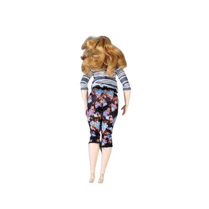 Mattel Curvy Modepuppe – gestreiftes Oberteil & Caprihose