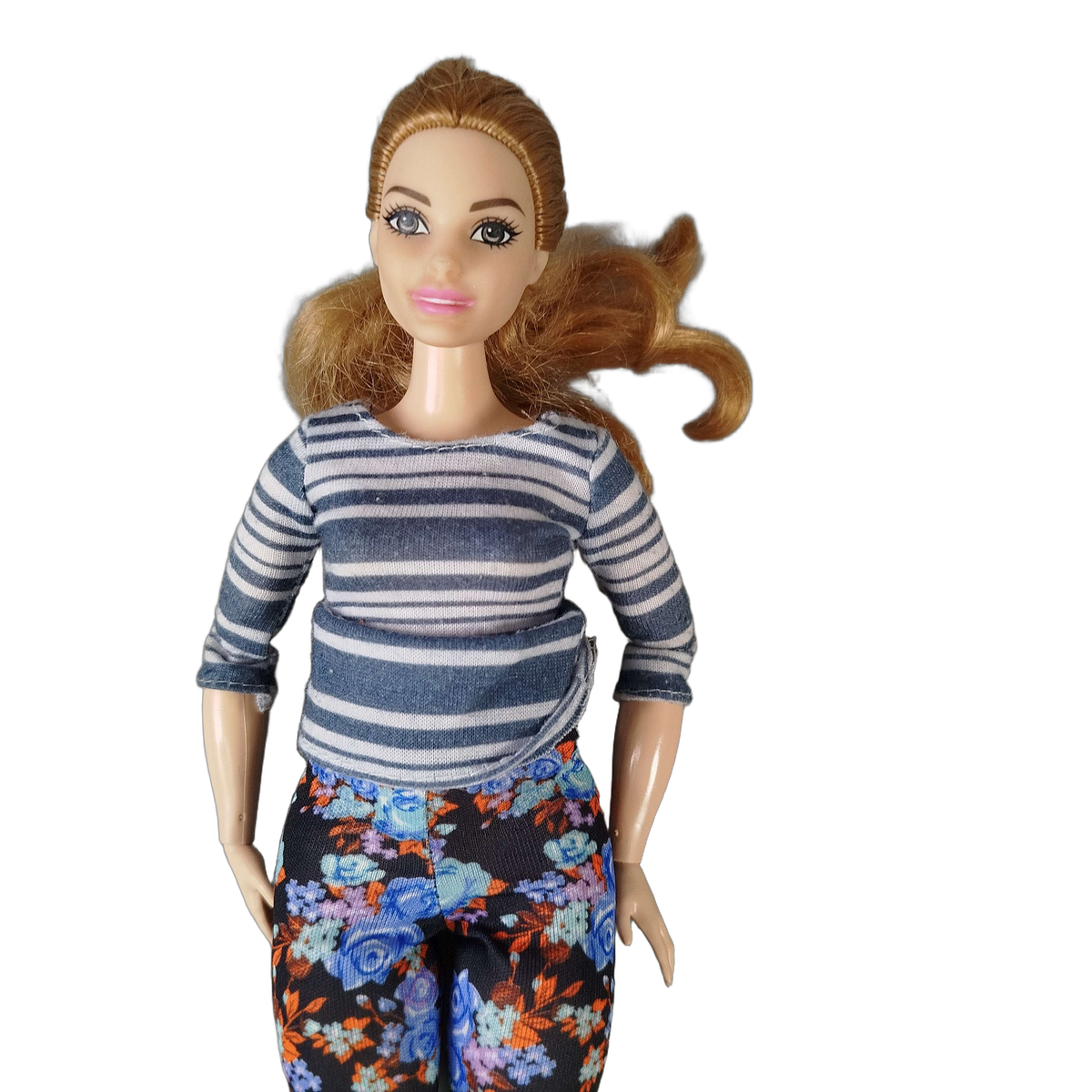 Mattel Curvy Modepuppe – gestreiftes Oberteil & Caprihose