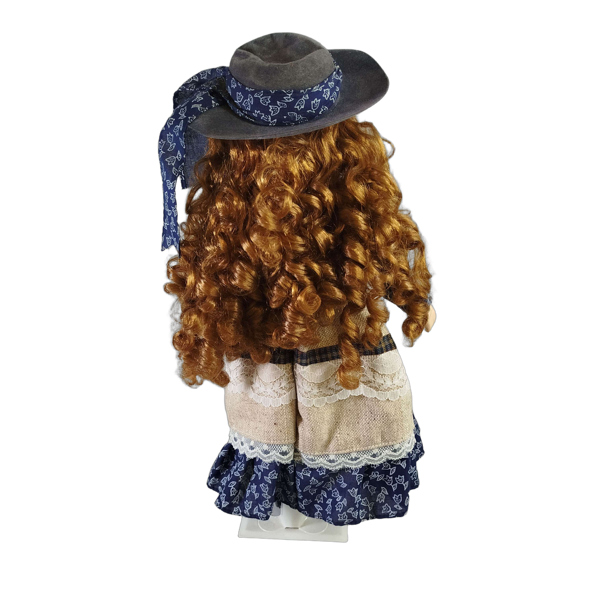 Porzellanpuppe Landhauskleid mit Hut & Ständer, 40 cm