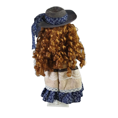 Porzellanpuppe Landhauskleid mit Hut & Ständer, 40 cm
