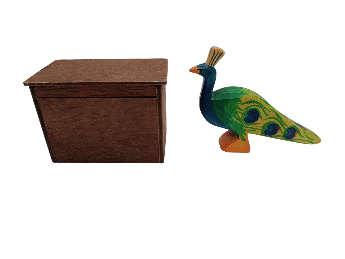 Ostheimer Bundle Set von 2 Pfau Figur & Holz-Stall Holzspielzeug