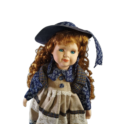 Porzellanpuppe Landhauskleid mit Hut & Ständer, 40 cm