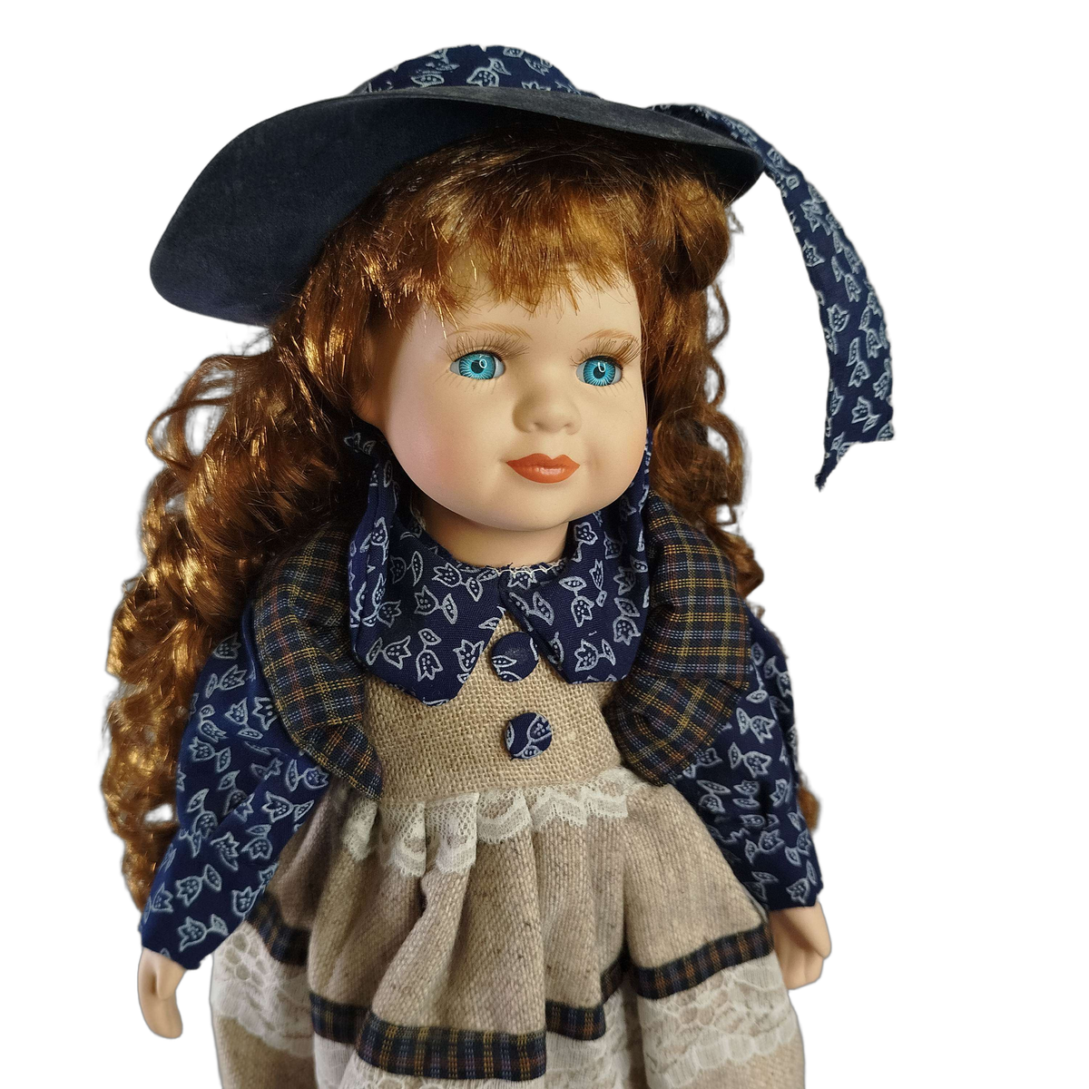 Porzellanpuppe Landhauskleid mit Hut & Ständer, 40 cm