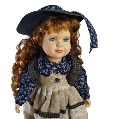 Porzellanpuppe Landhauskleid mit Hut & Ständer, 40 cm