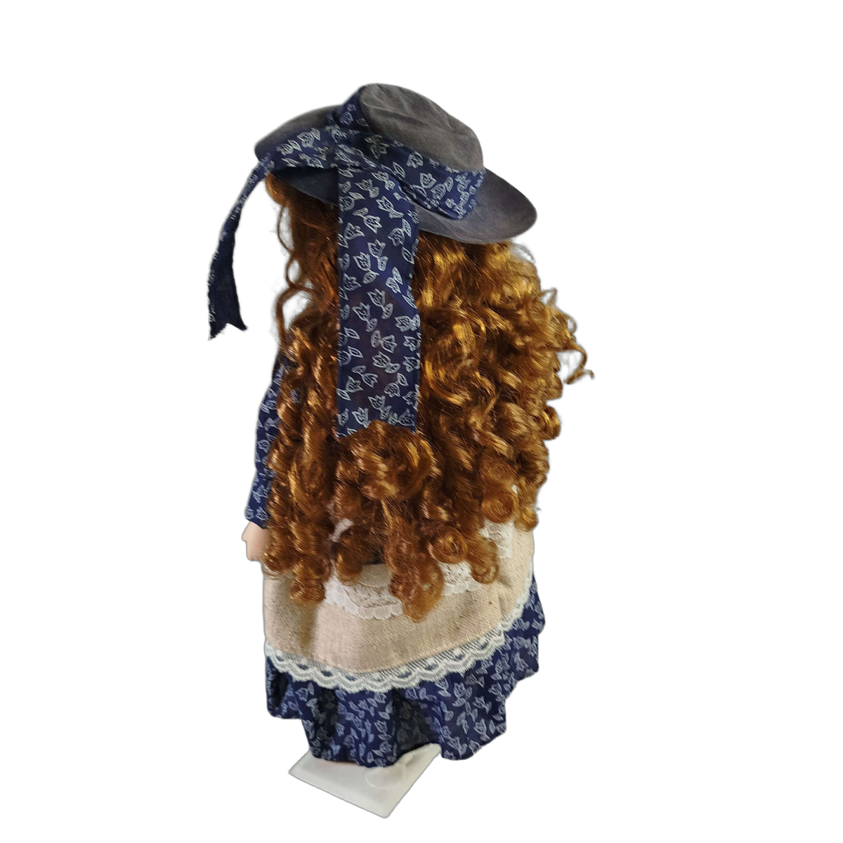 Porzellanpuppe Landhauskleid mit Hut & Ständer, 40 cm
