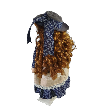 Porzellanpuppe Landhauskleid mit Hut & Ständer, 40 cm