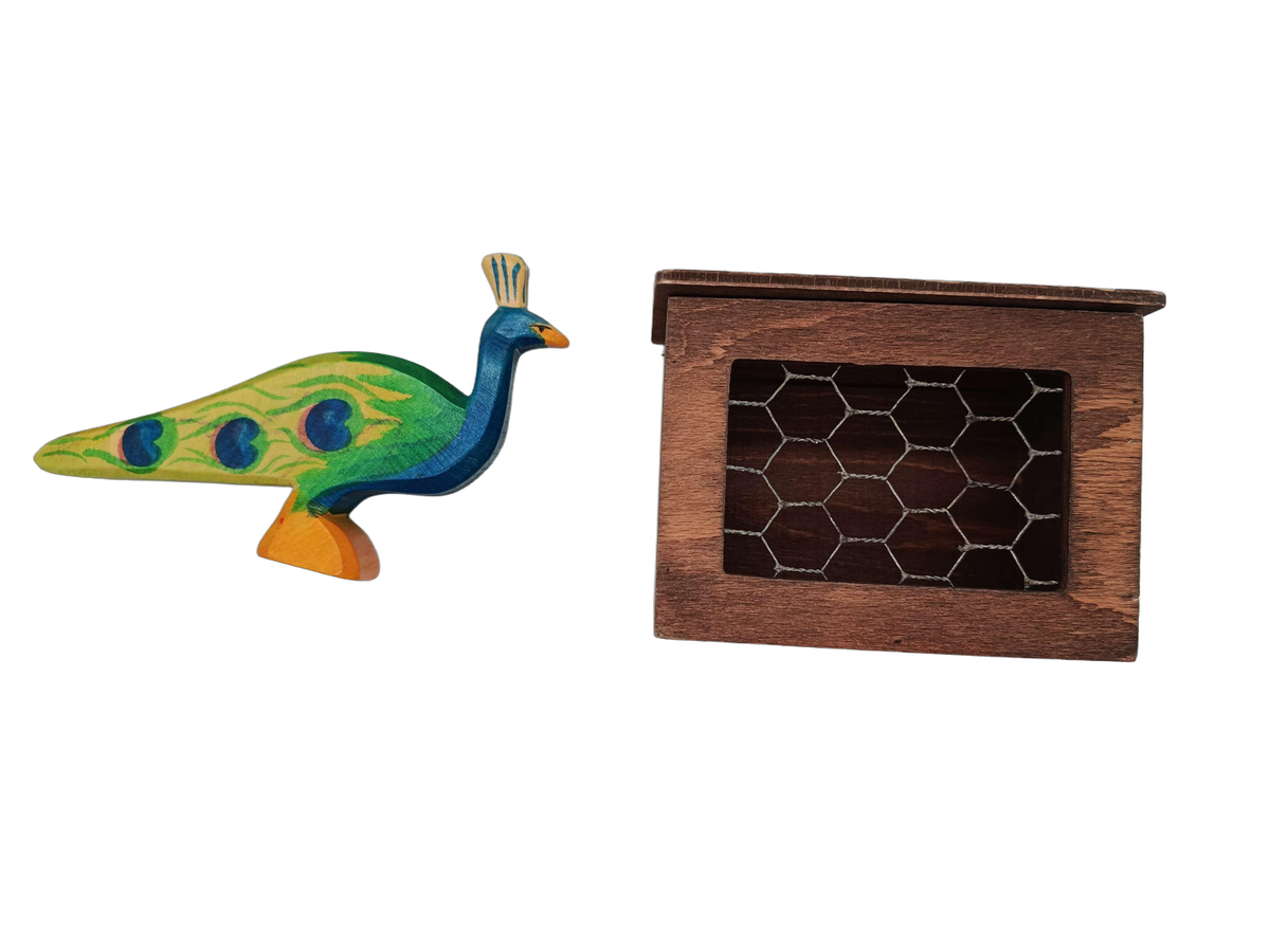 Ostheimer Bundle Set von 2 Pfau Figur & Holz-Stall Holzspielzeug