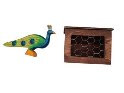 Ostheimer Bundle Set von 2 Pfau Figur & Holz-Stall Holzspielzeug